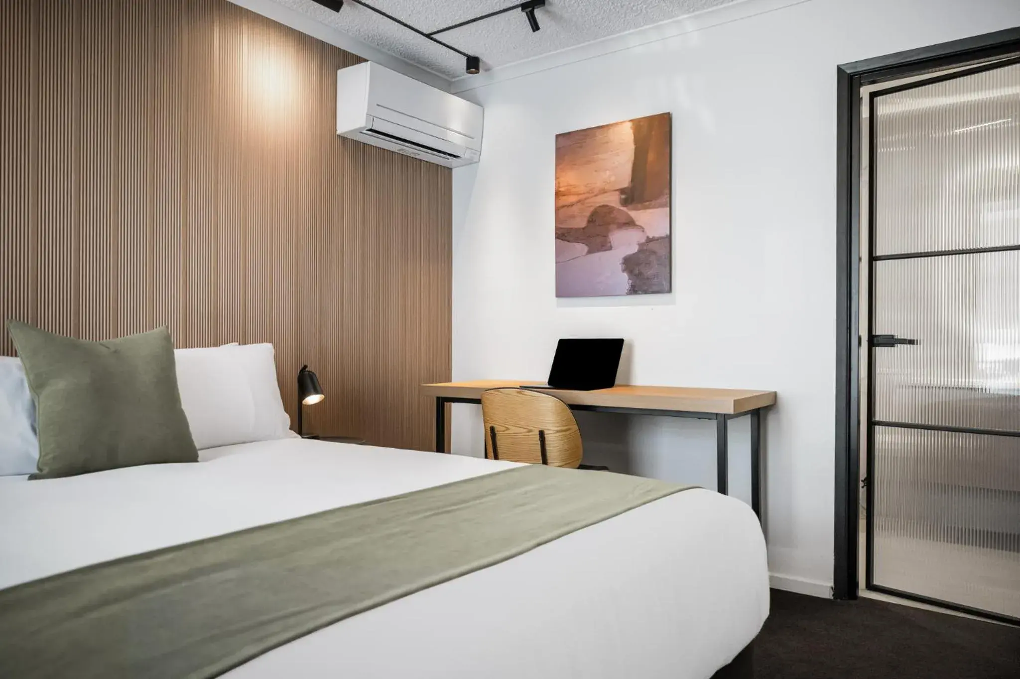 Superior Queen Room in Innova Motel Warrnambool Superior Queen Room in Innova Motel Warrnambool