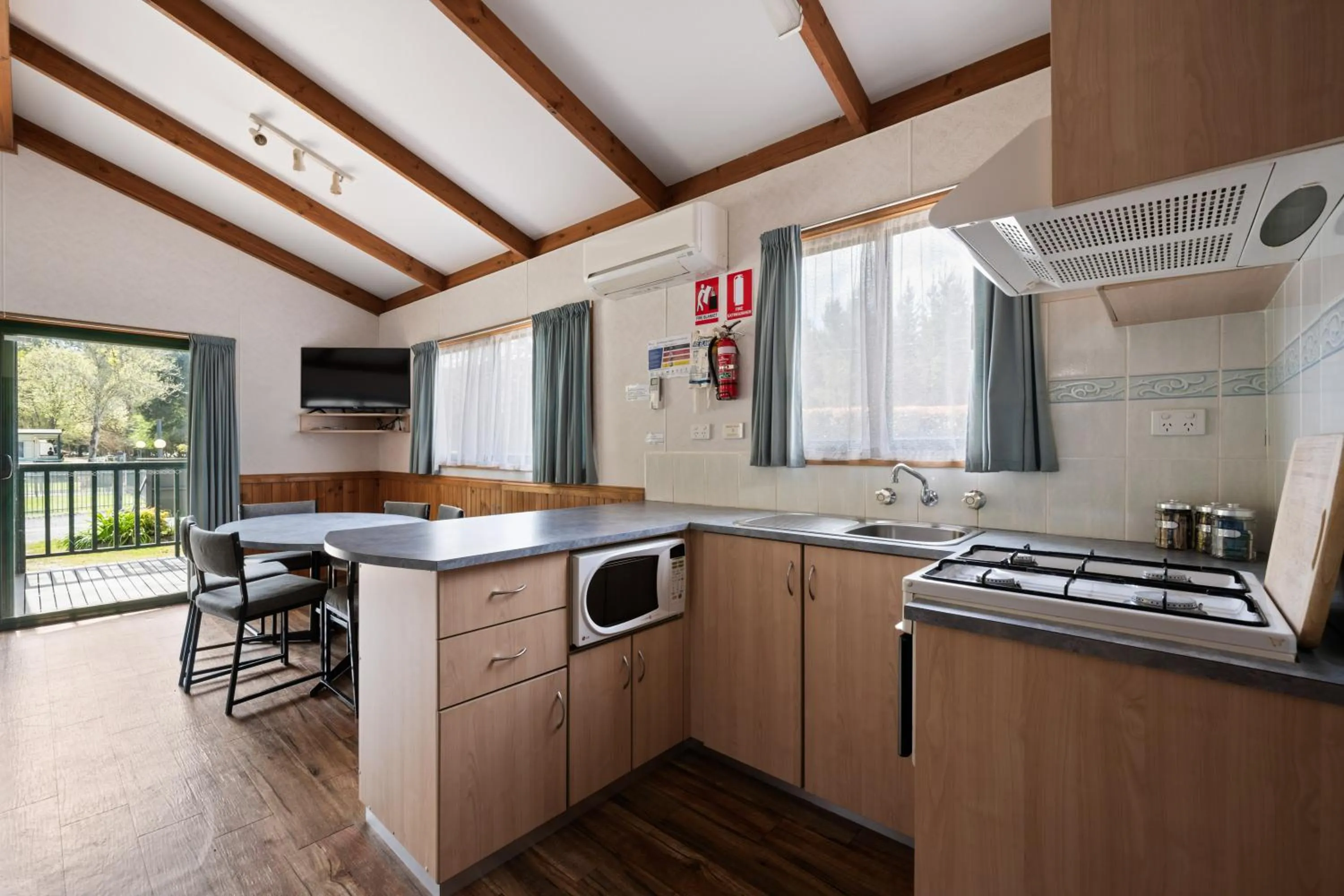 Kitchen or kitchenette in Bright Accommodation Park