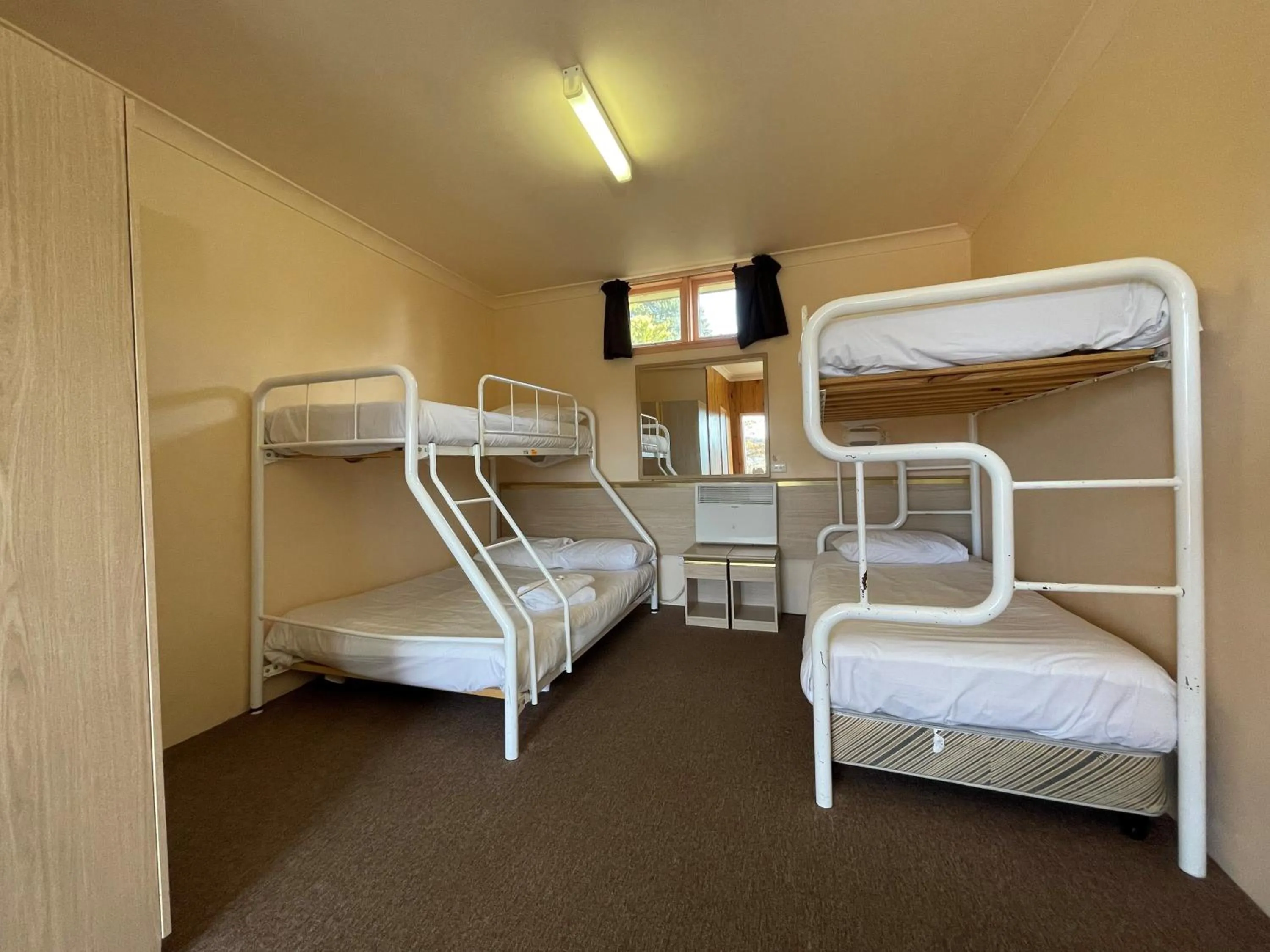 Bed in Southern Cross Motor Inn