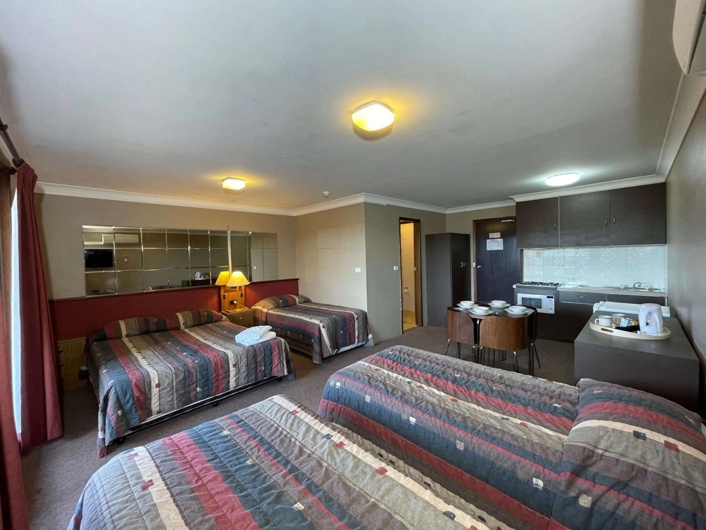 Bed in Southern Cross Motor Inn