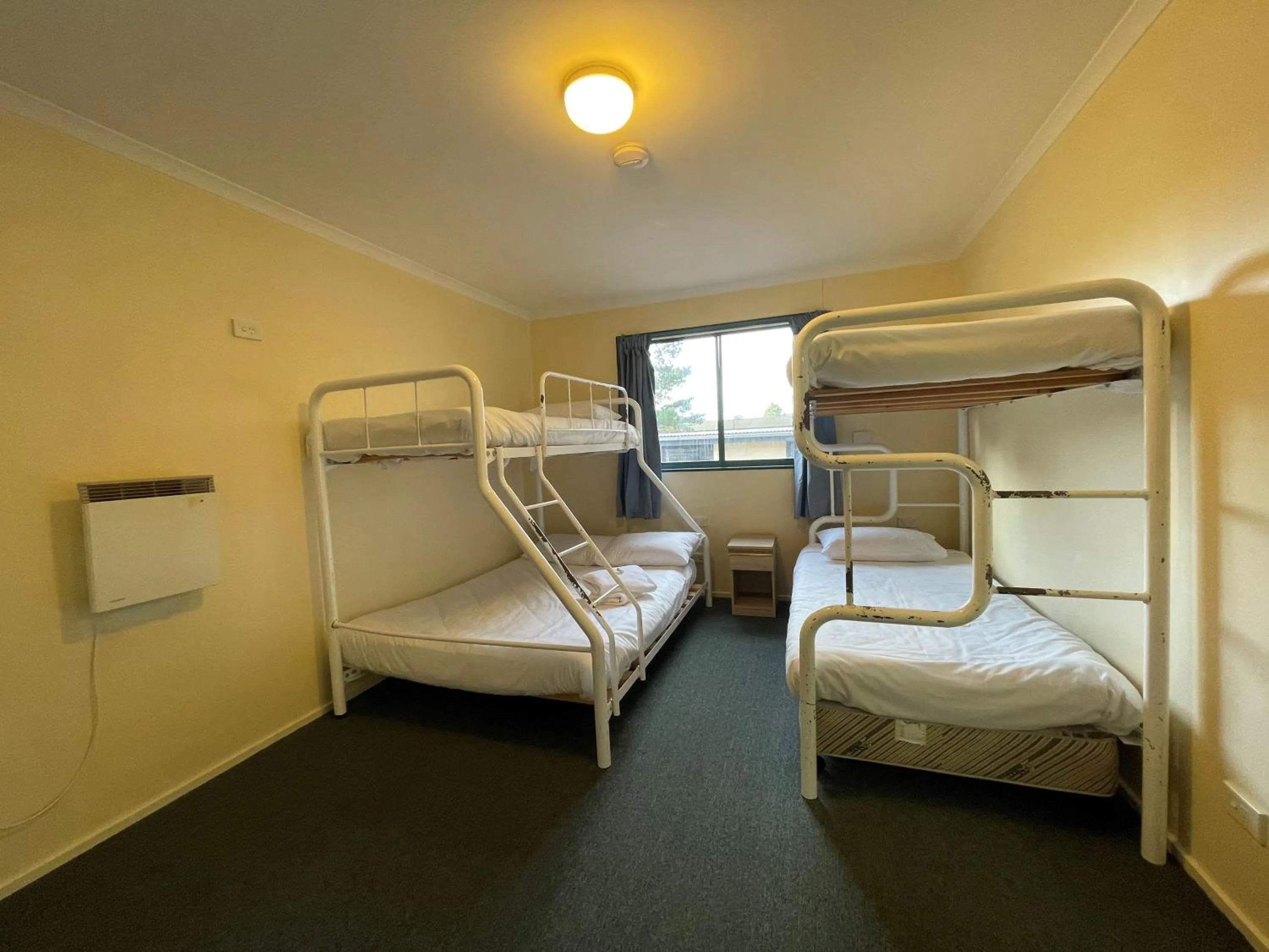 Bed in Southern Cross Motor Inn