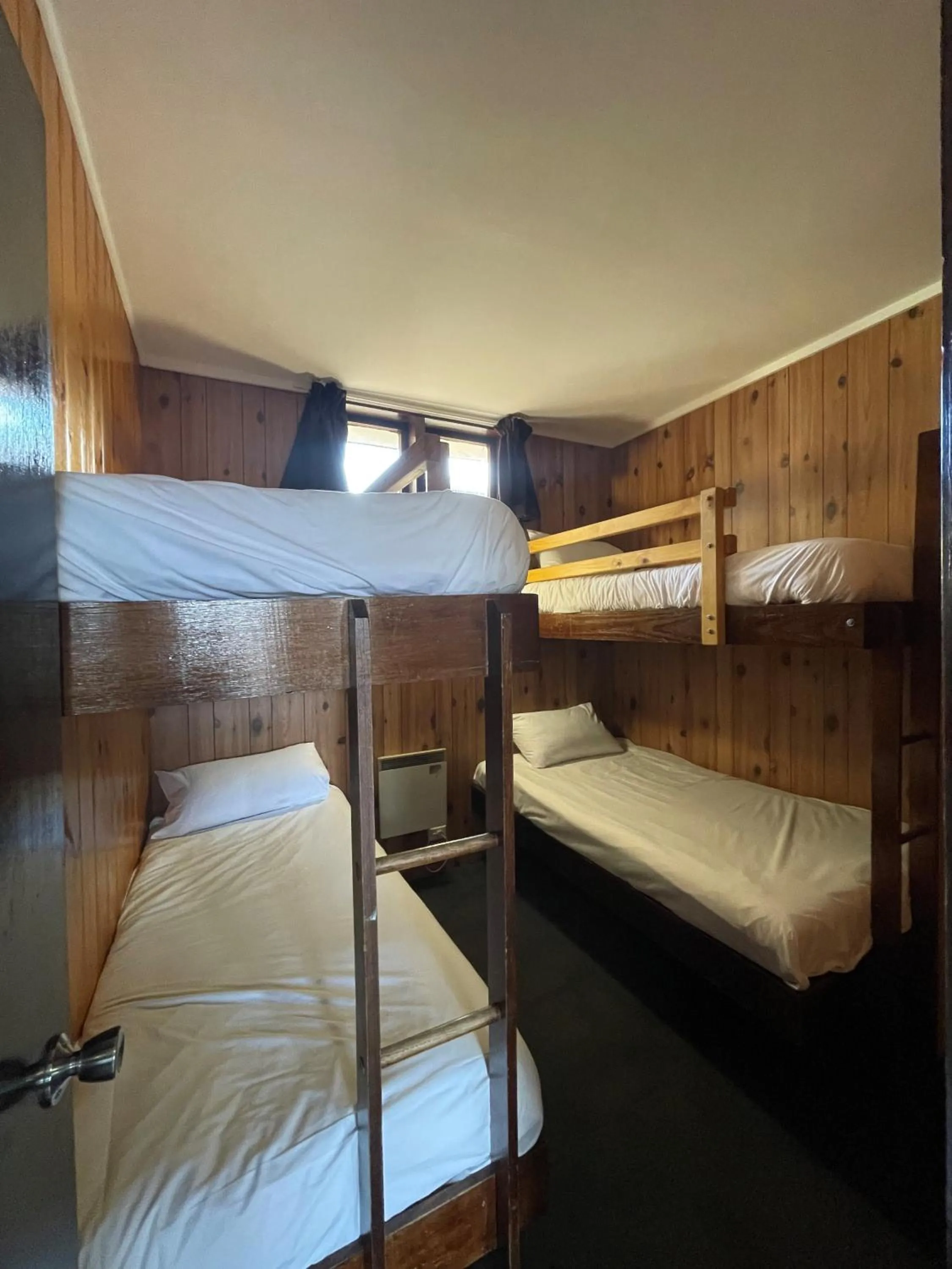 Bed in Southern Cross Motor Inn