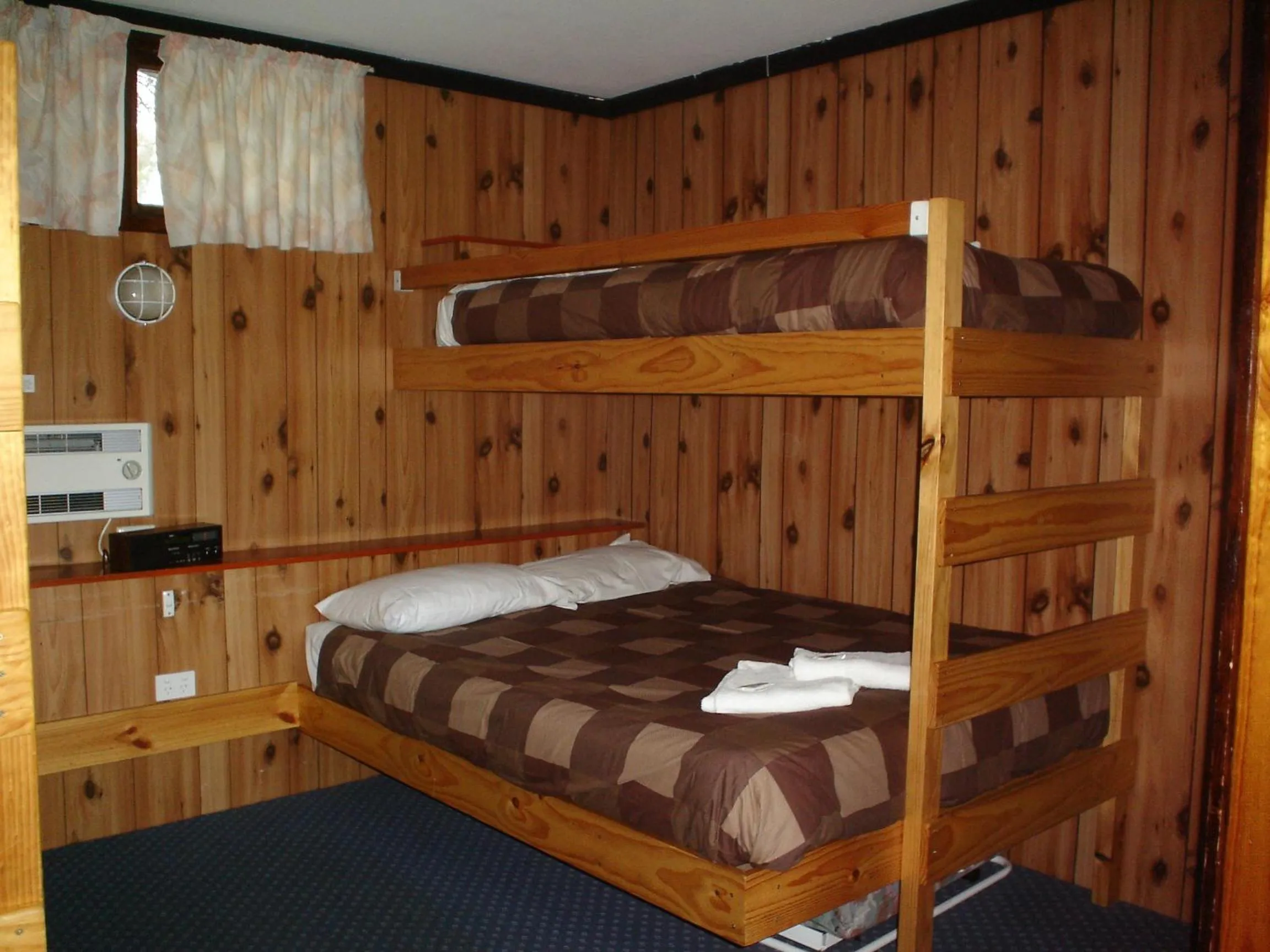 Bed in Southern Cross Motor Inn