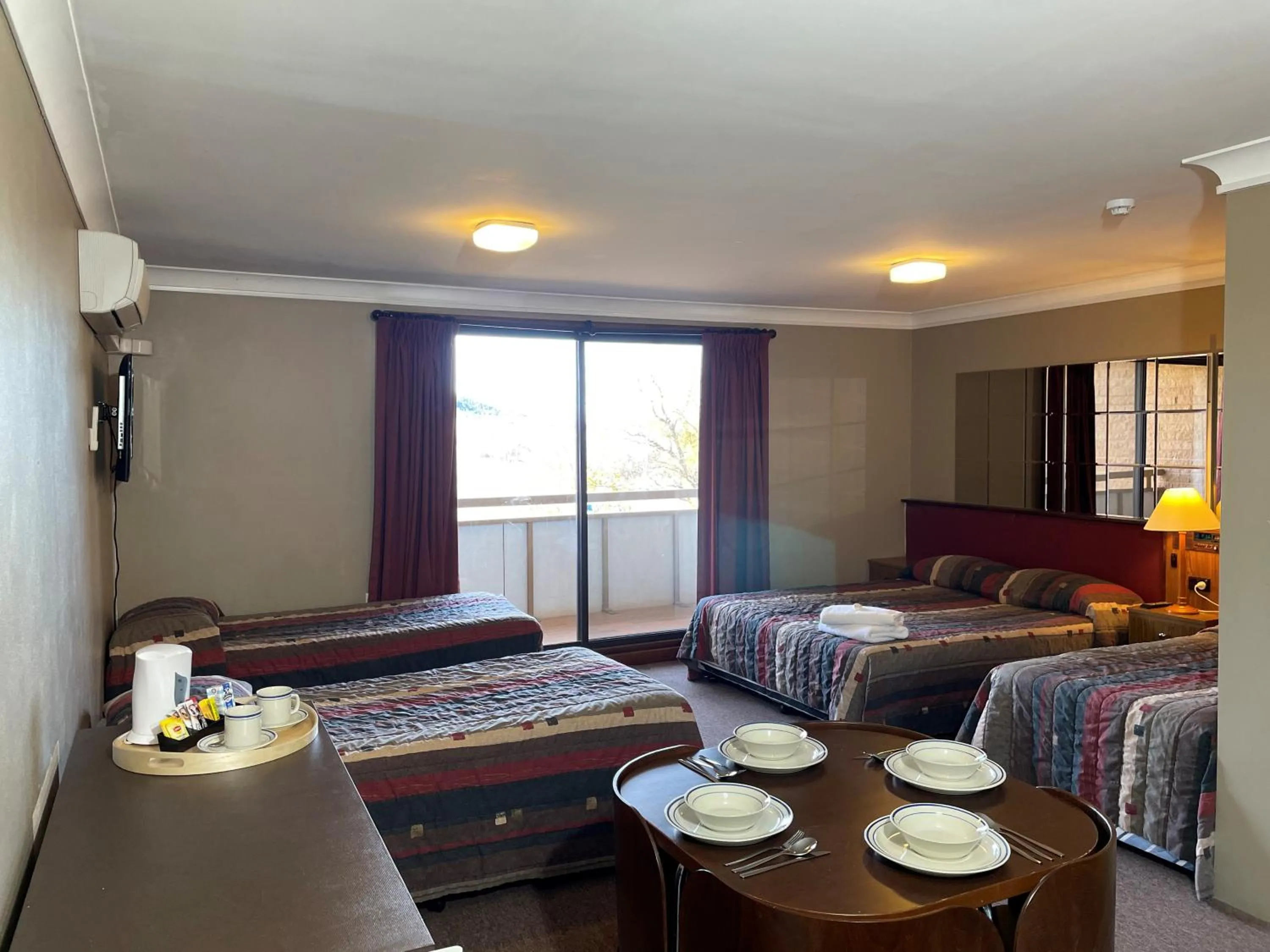 Bed in Southern Cross Motor Inn