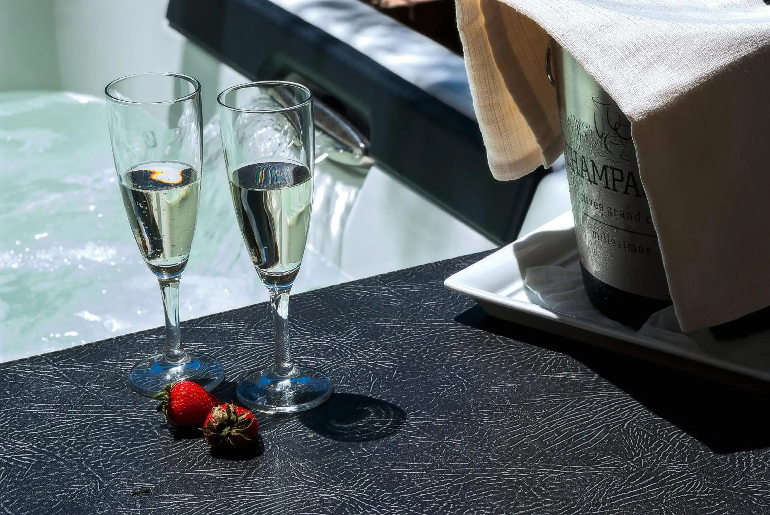 Drinks, Bed in Hotel Montemare