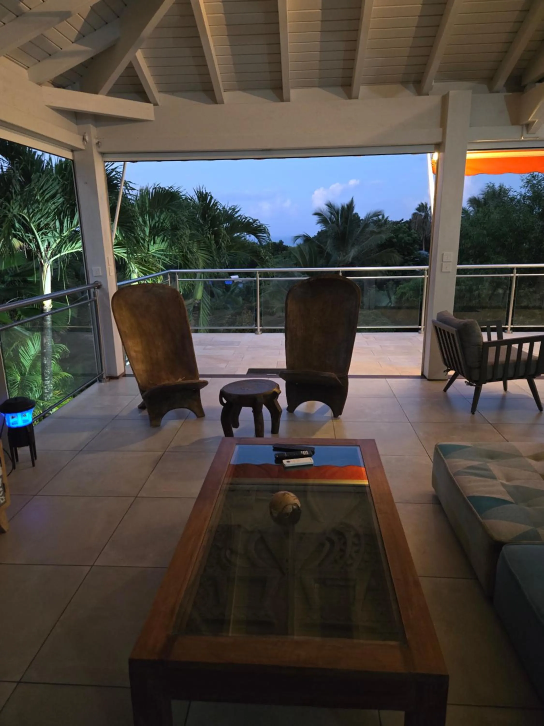 Communal lounge/ TV room in Villa Écrin de Nature