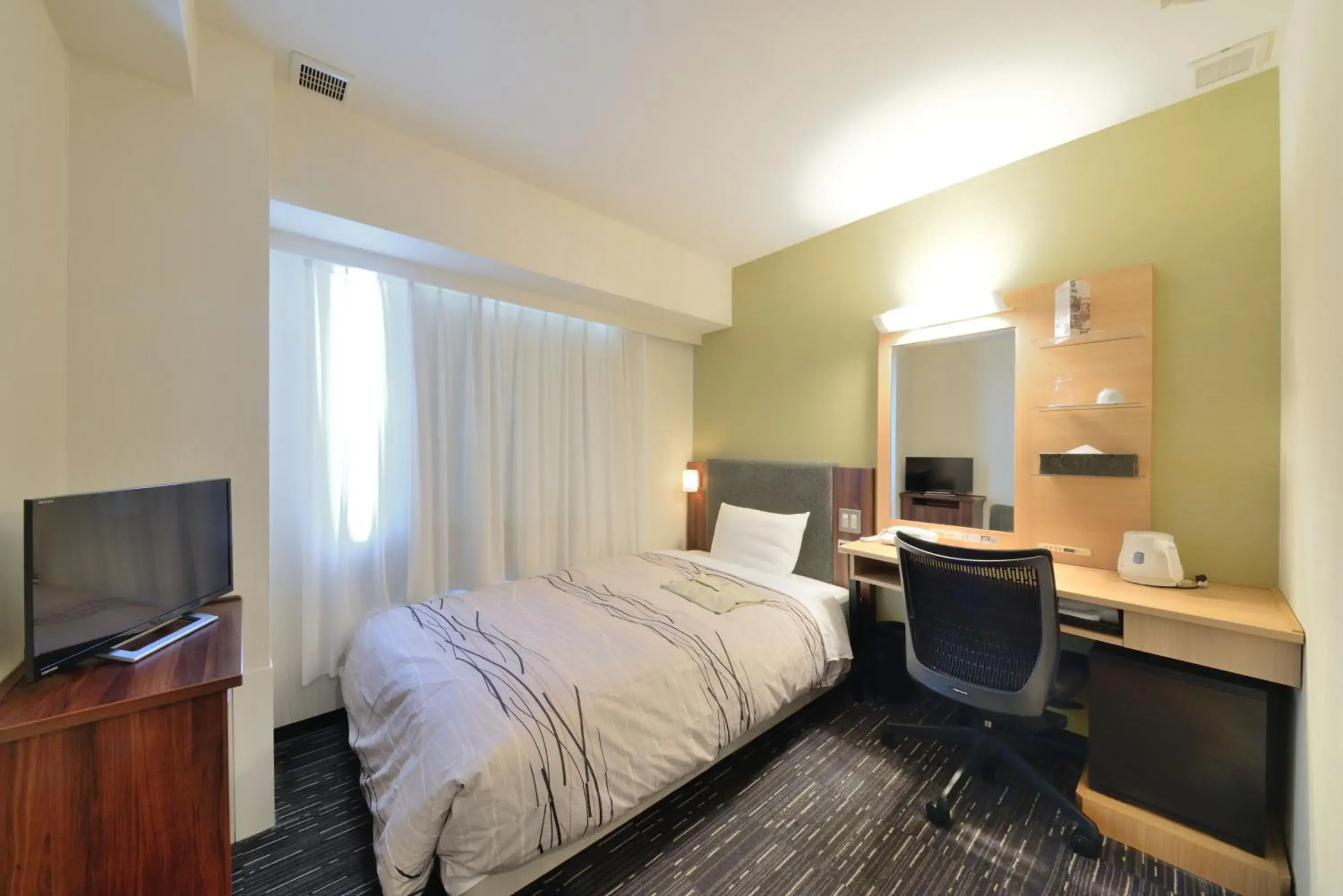 Photo of the whole room, Bed in Tsuruga Manten Hotel Ekimae Photo of the whole room, Bed in Tsuruga Manten Hotel Ekimae