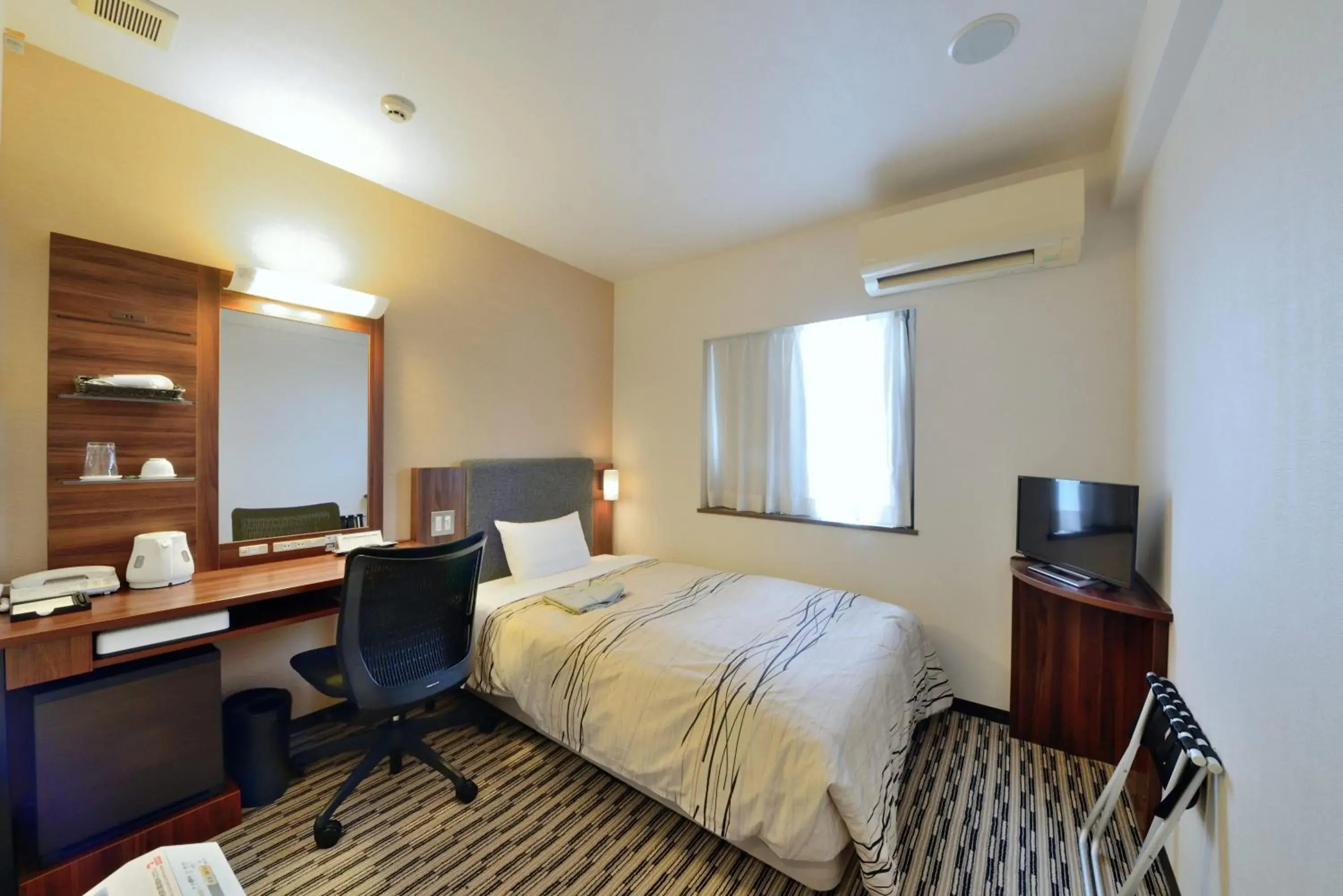 Photo of the whole room, Bed in Uozu Manten Hotel Ekimae Photo of the whole room, Bed in Uozu Manten Hotel Ekimae