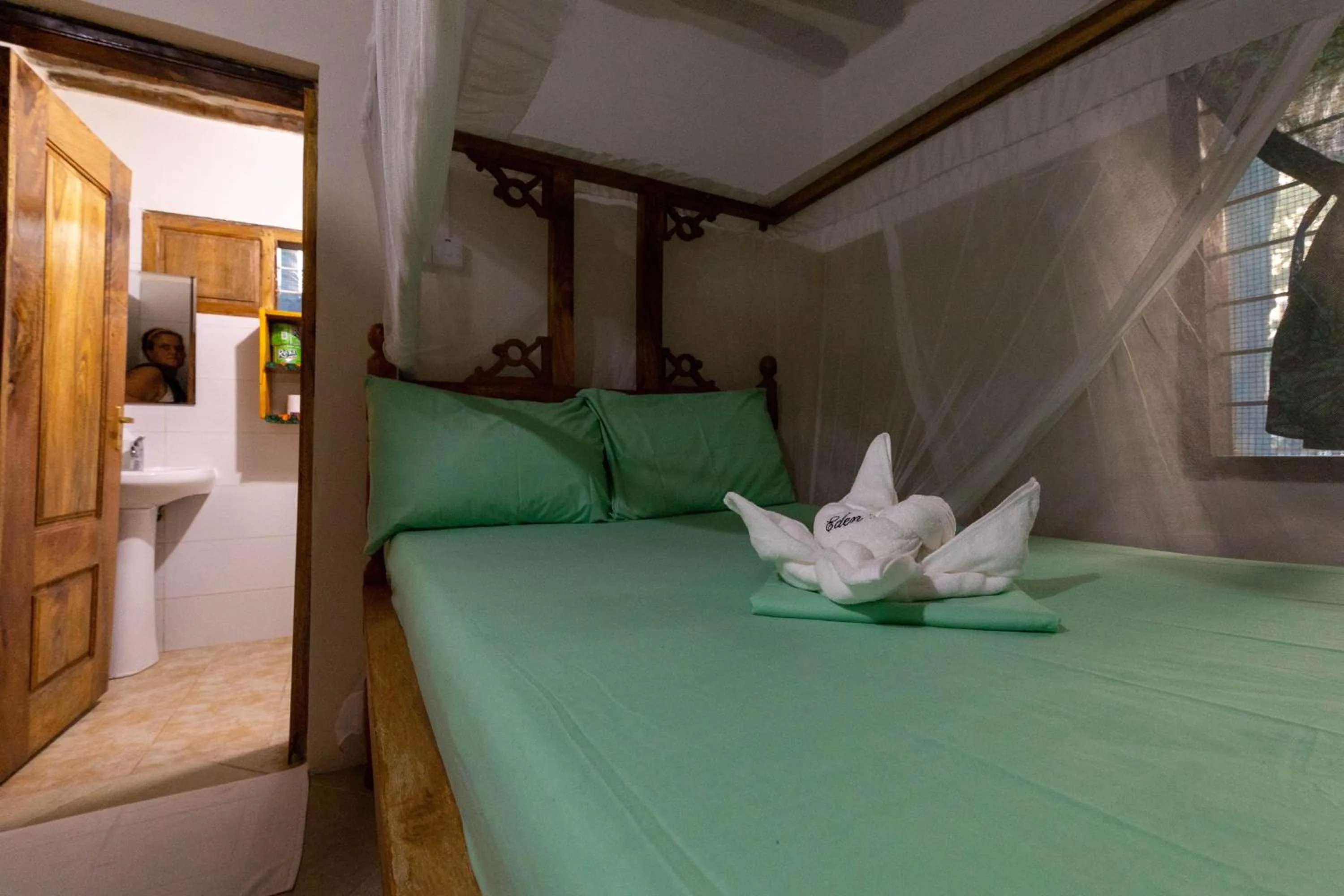 Shower, Bed in Eden Paradise