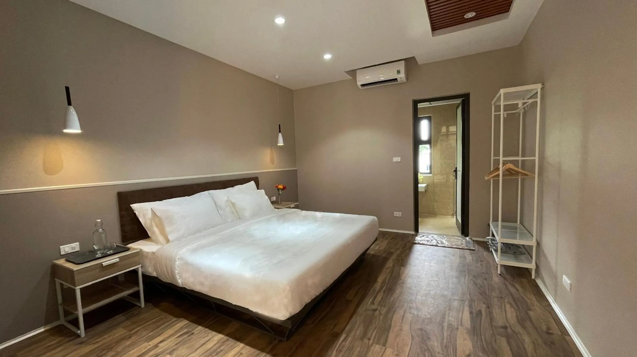 Bed in PHOENIX MINH CHÂU HOTEL