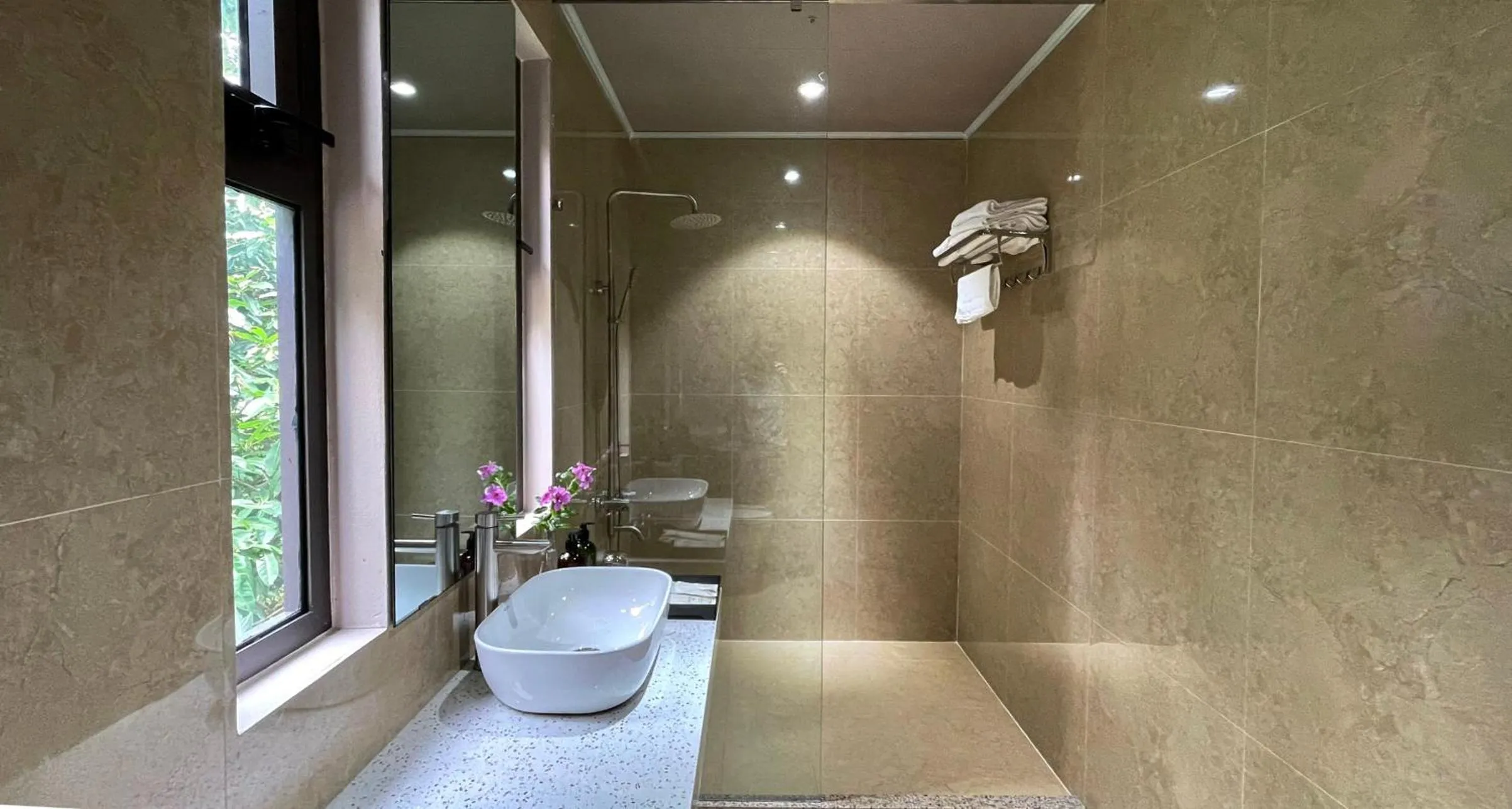 Shower in PHOENIX MINH CHÂU HOTEL