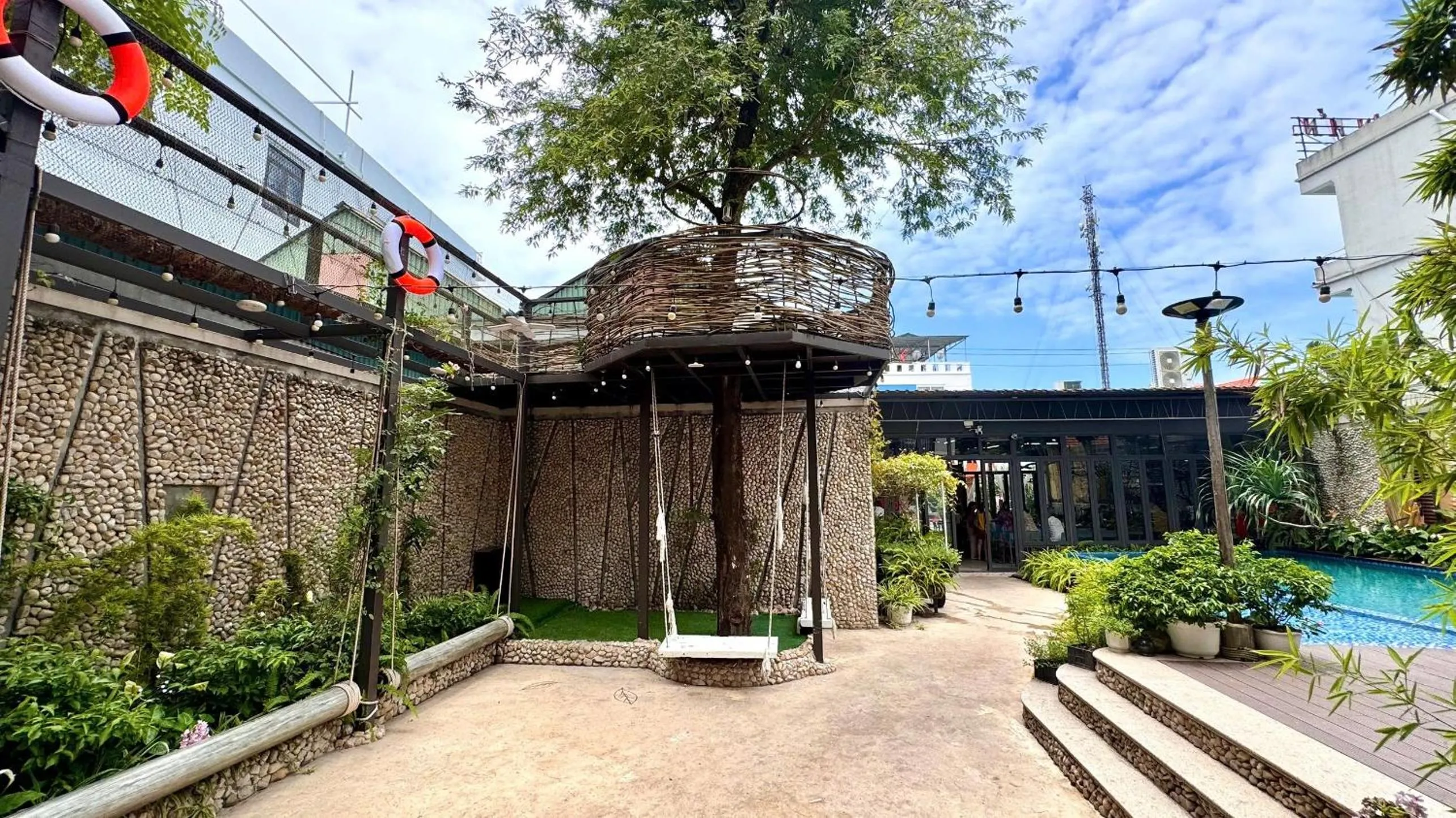 PHOENIX MINH CHÂU HOTEL