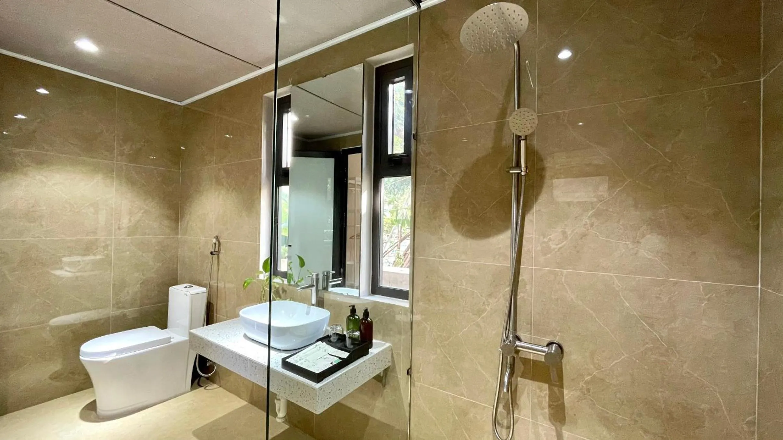 Shower in PHOENIX MINH CHÂU HOTEL