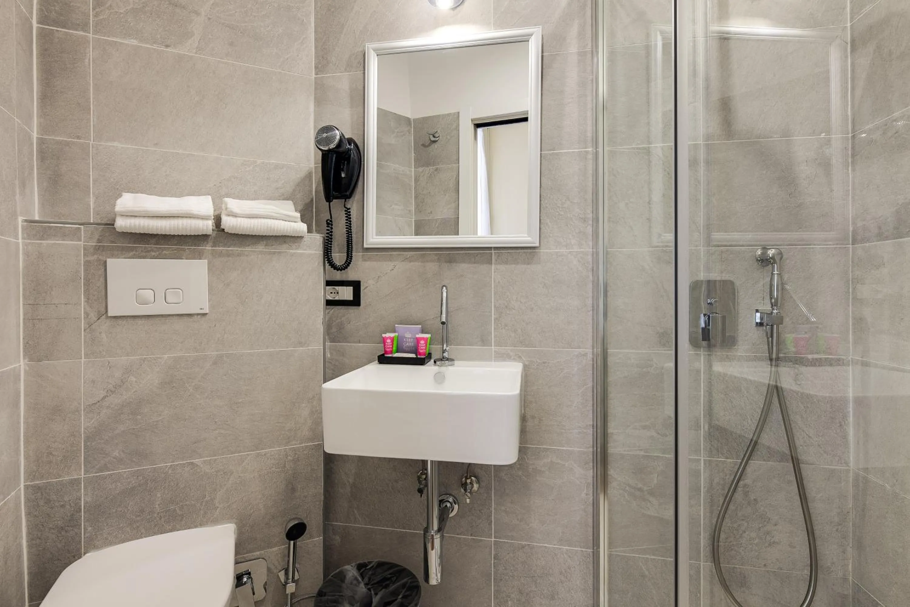 Shower in Habitat Monti