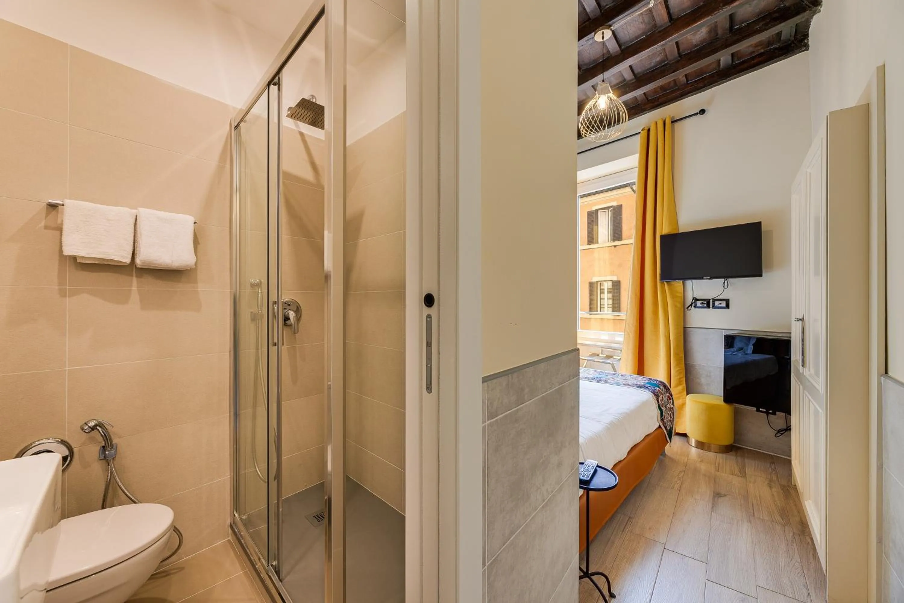 Shower, Bed in Habitat Monti