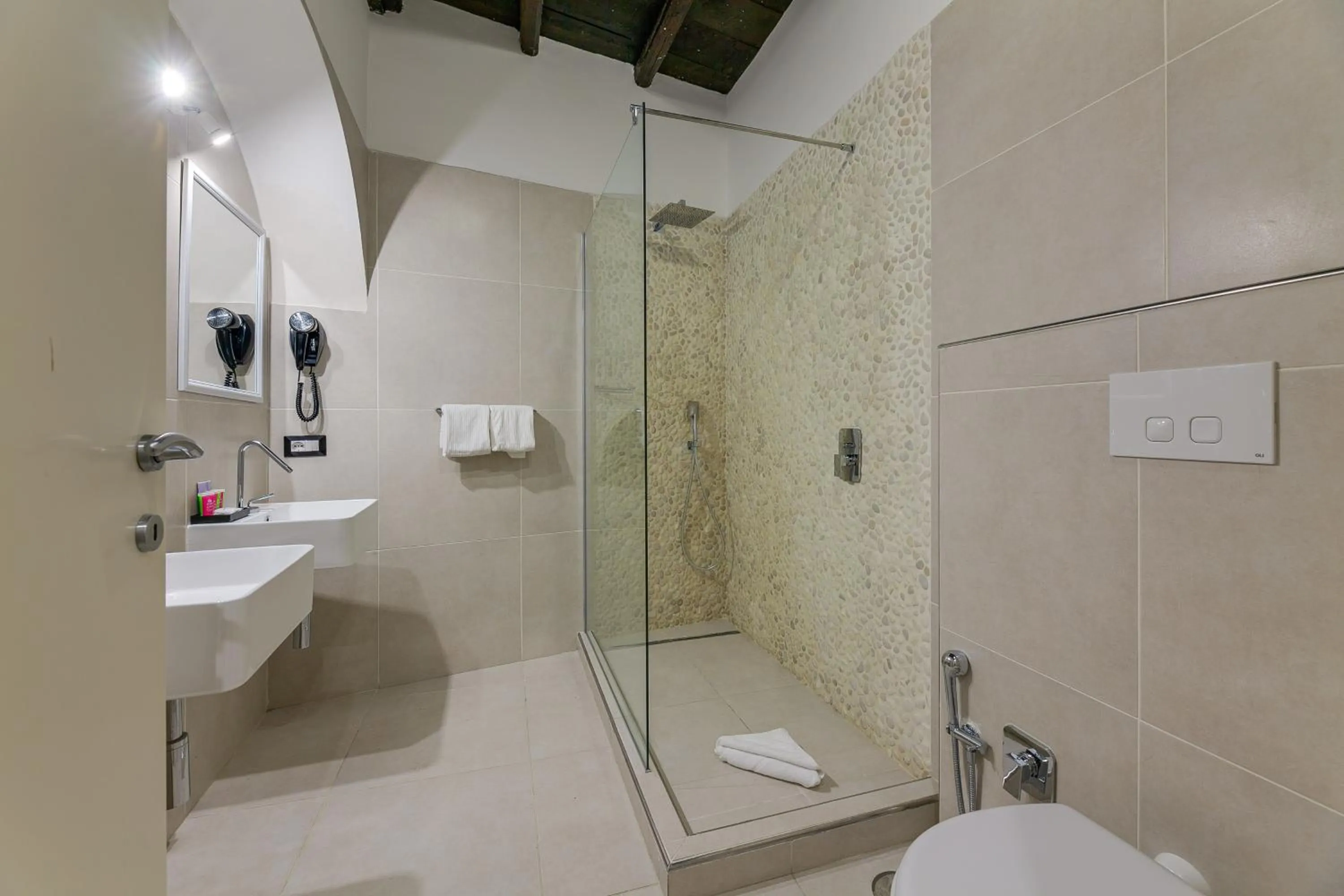 Shower in Habitat Monti