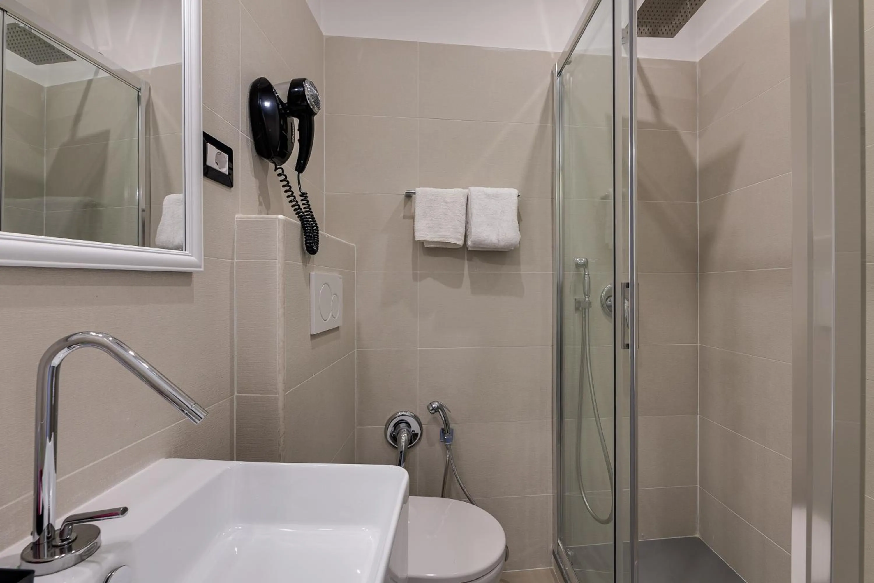 Shower in Habitat Monti