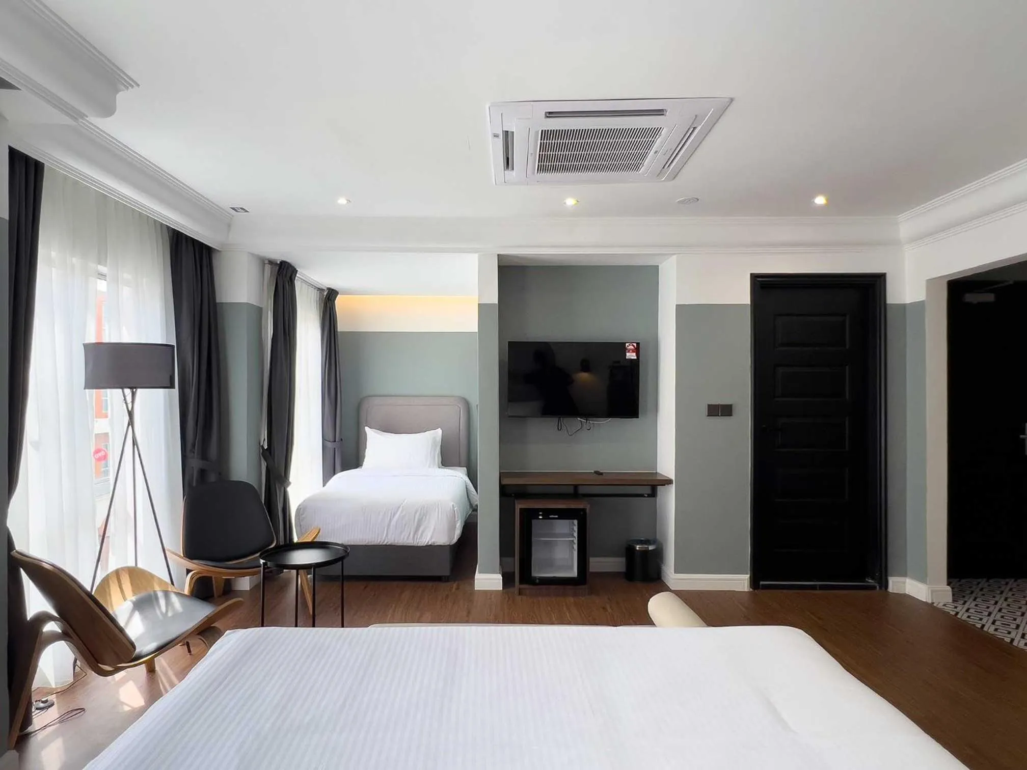 Communal lounge/ TV room, Bed in Hotel Seri Costa