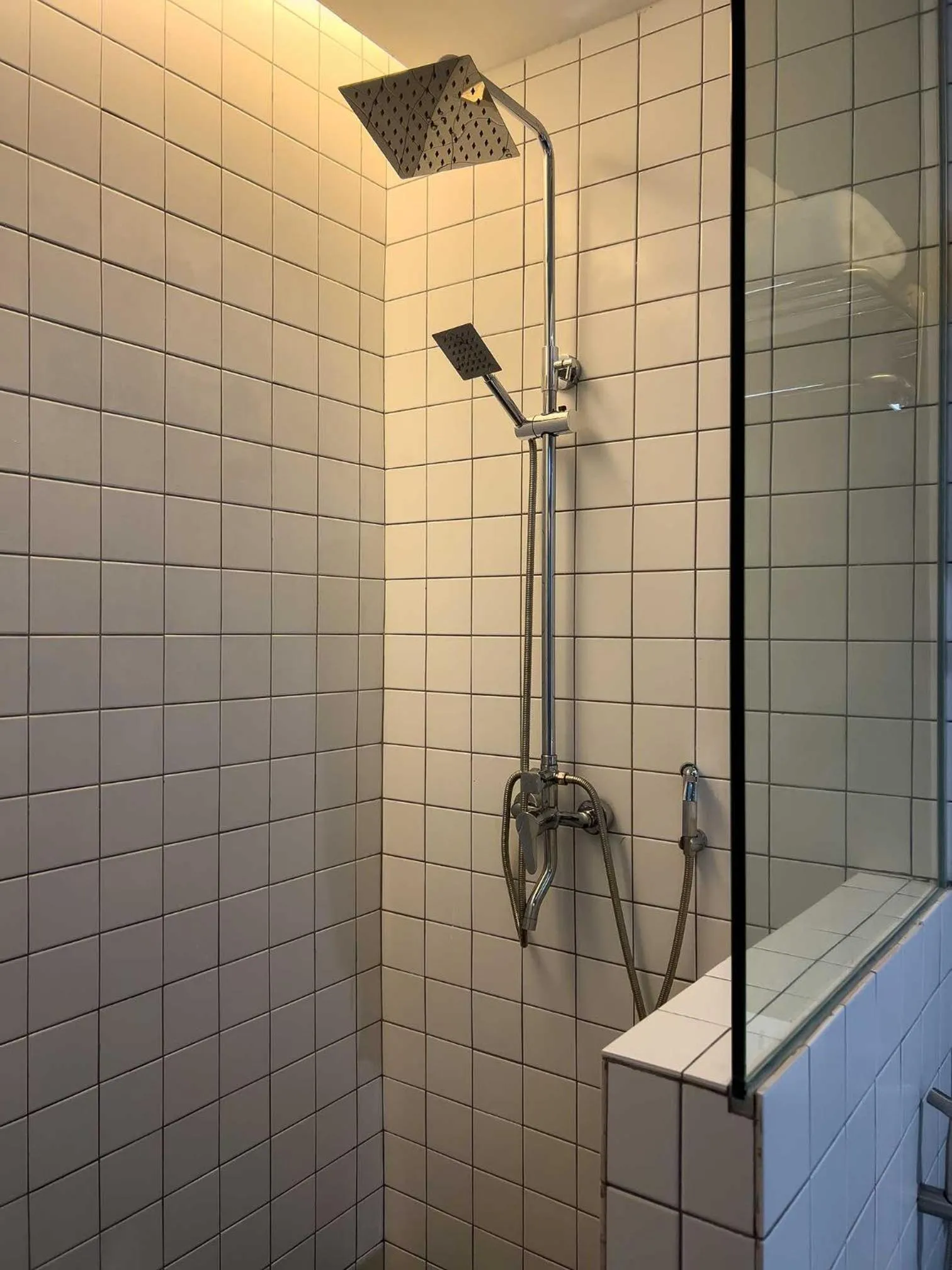 Shower in Hotel Seri Costa