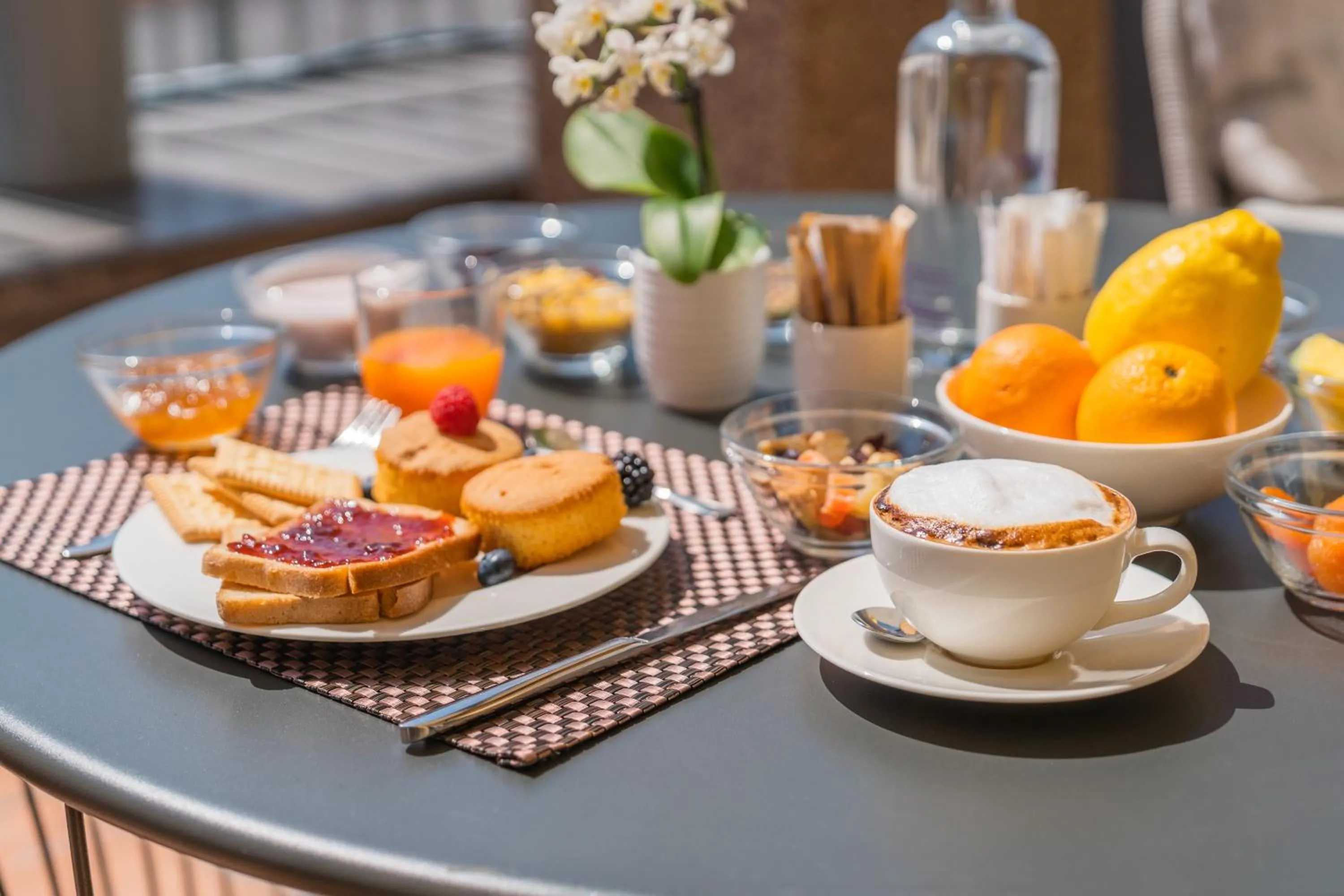 Buffet breakfast in Mercure Napoli Centro Angioino