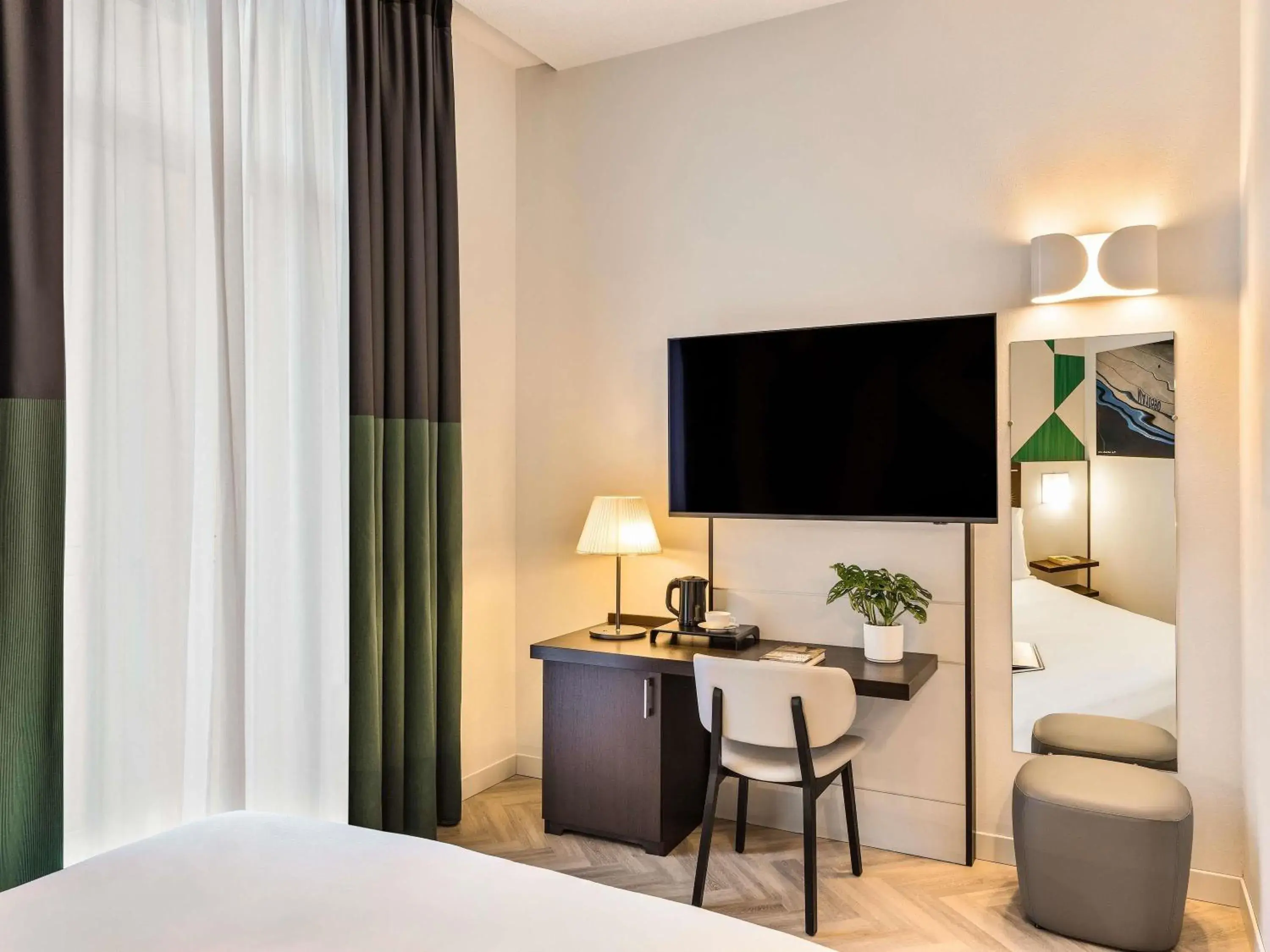 Bedroom, Bed in Mercure Napoli Centro Angioino Bedroom, Bed in Mercure Napoli Centro Angioino