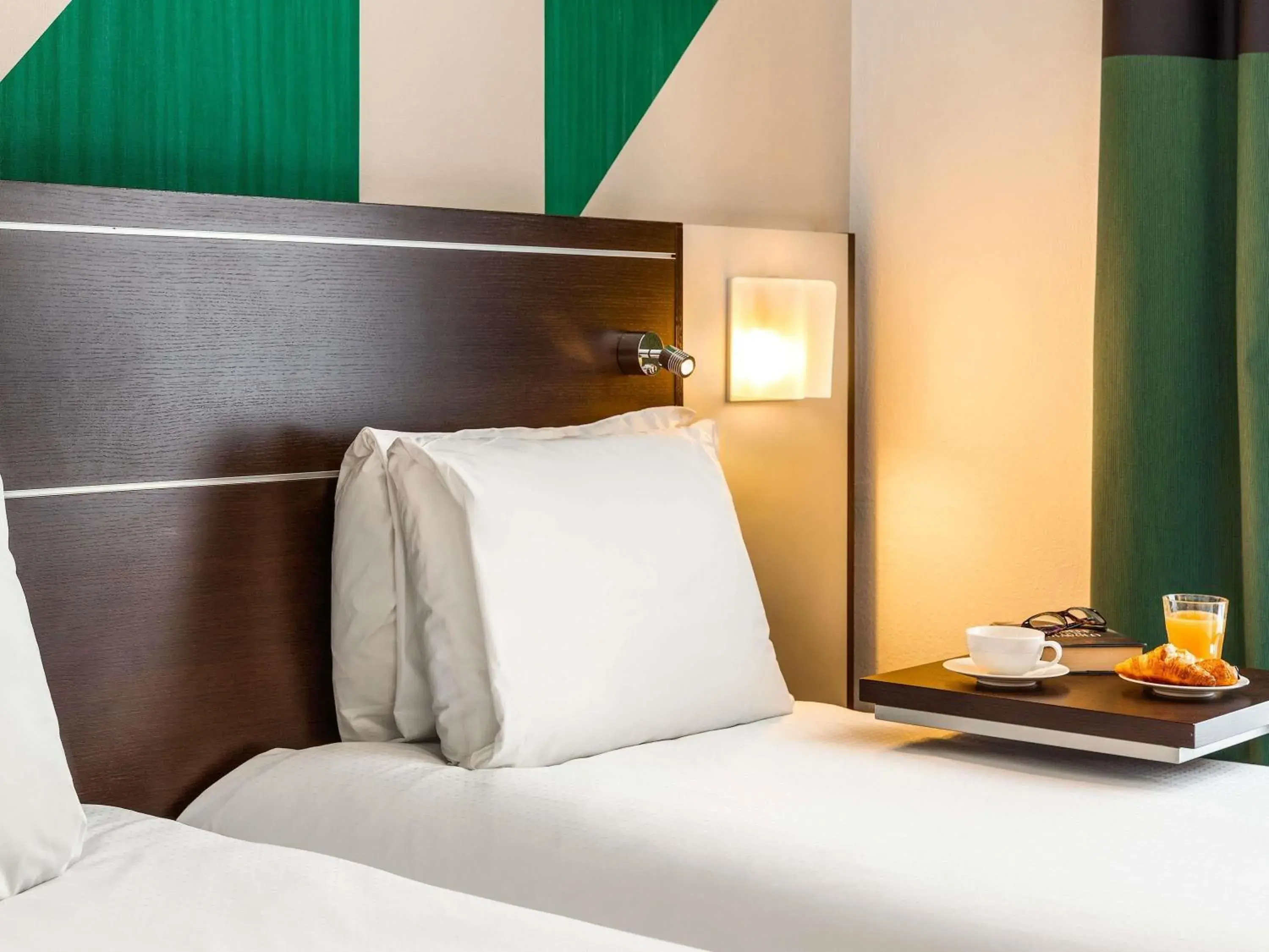 Bedroom, Bed in Mercure Napoli Centro Angioino Bedroom, Bed in Mercure Napoli Centro Angioino