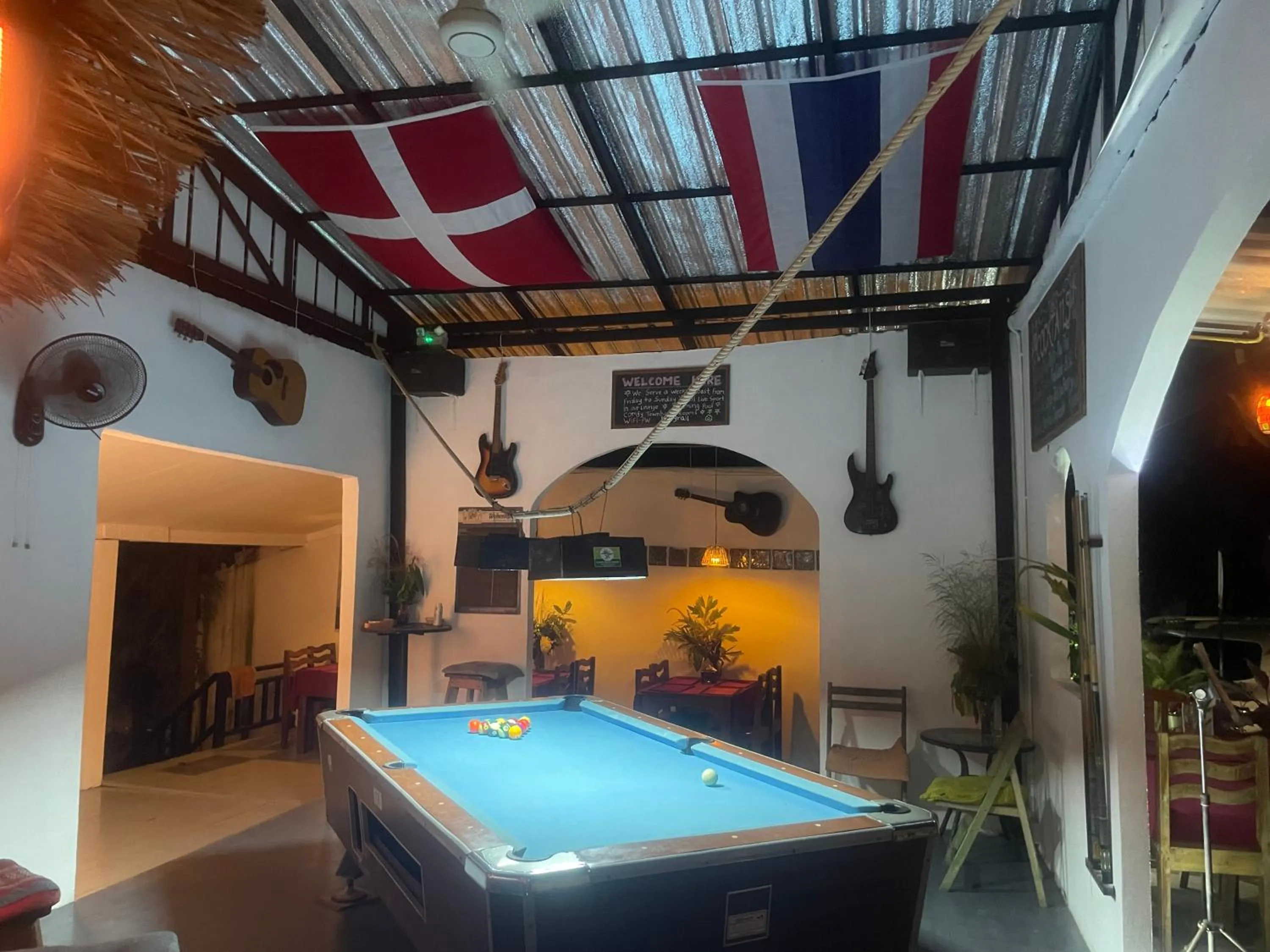 Restaurant/places to eat in Lonely Beach Pool Resort