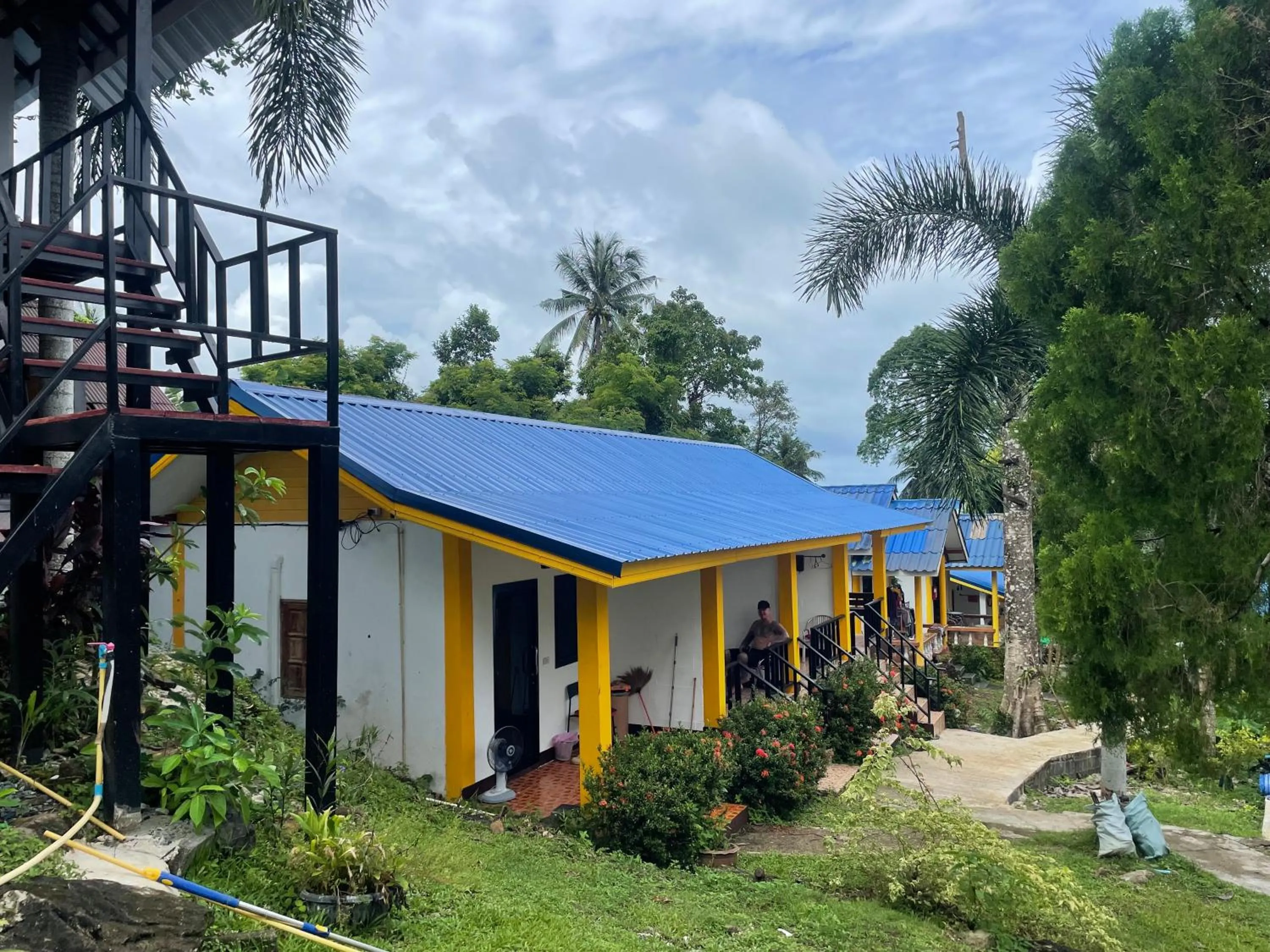 Property building in Lonely Beach Pool Resort