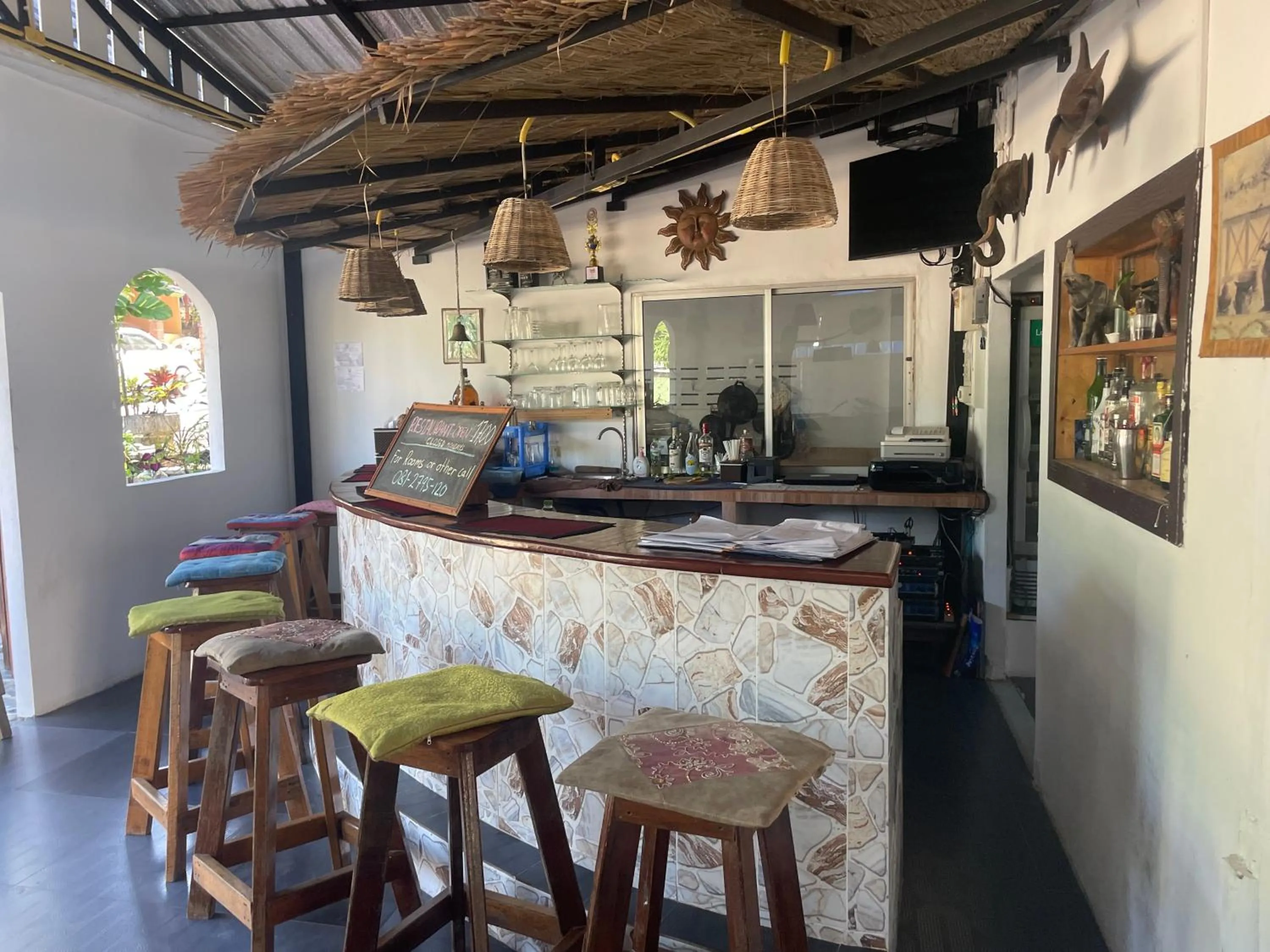 Restaurant/places to eat in Lonely Beach Pool Resort