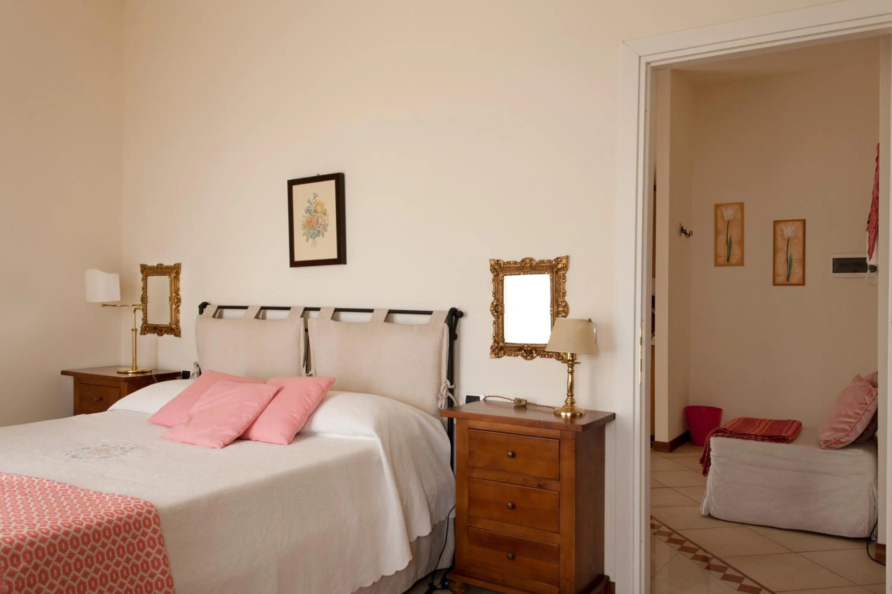 Photo of the whole room, Bed in Residence Montefiore