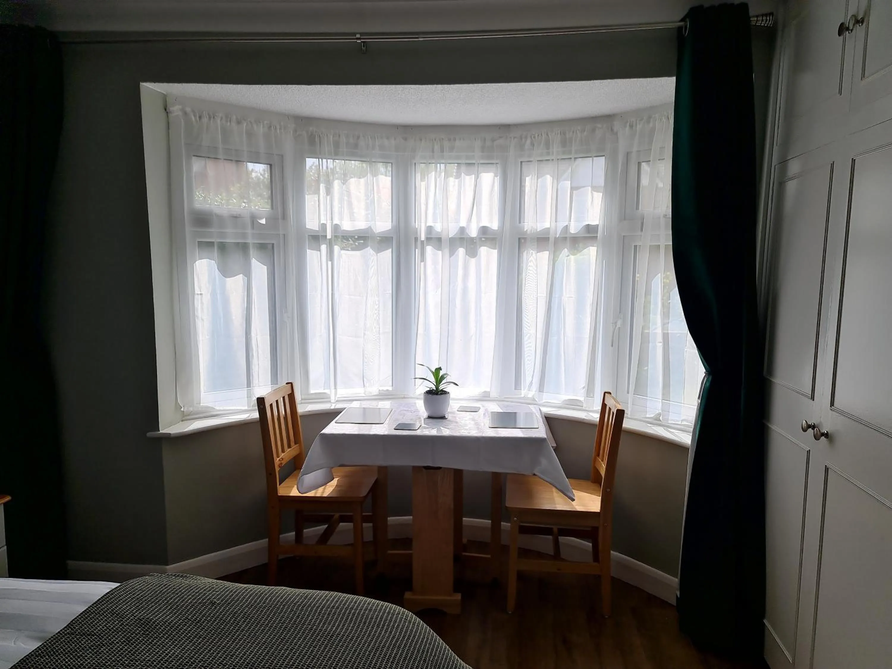 Dining area, Bed in The Golf Studio Woodhall Spa