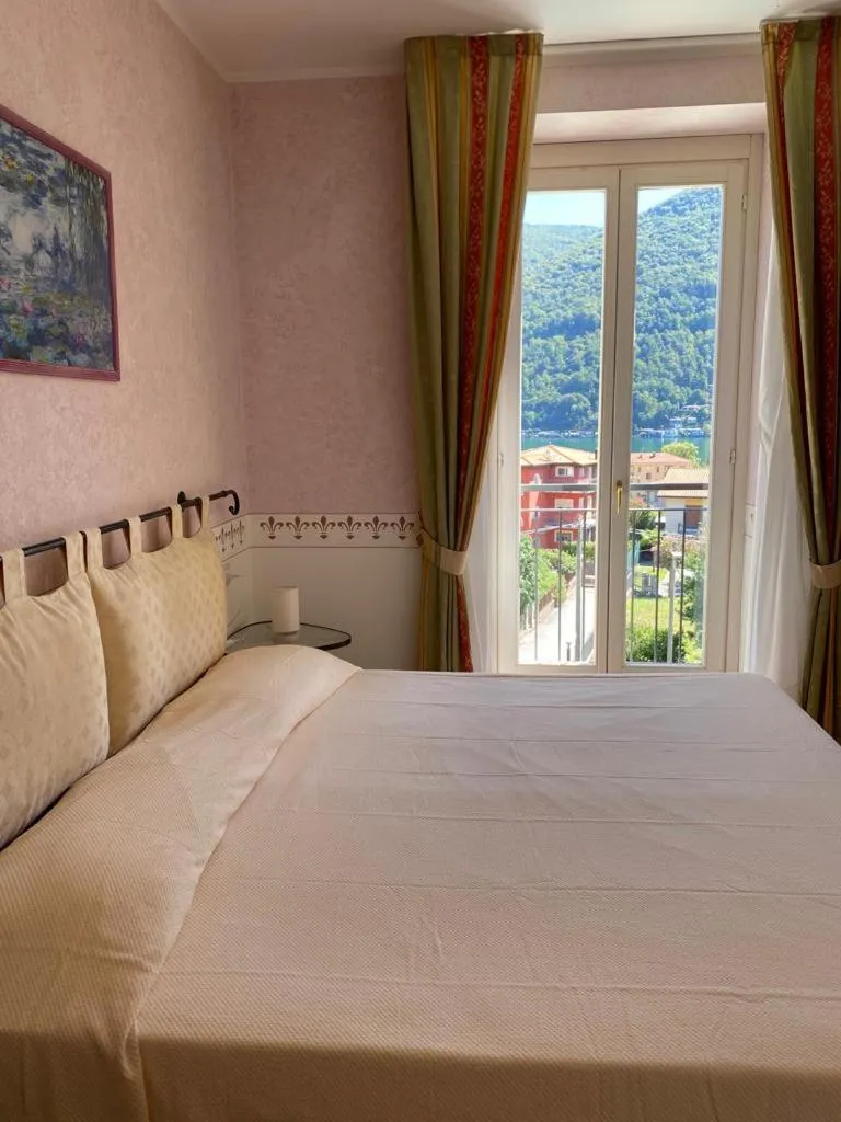 Bed in Caroline Hotel