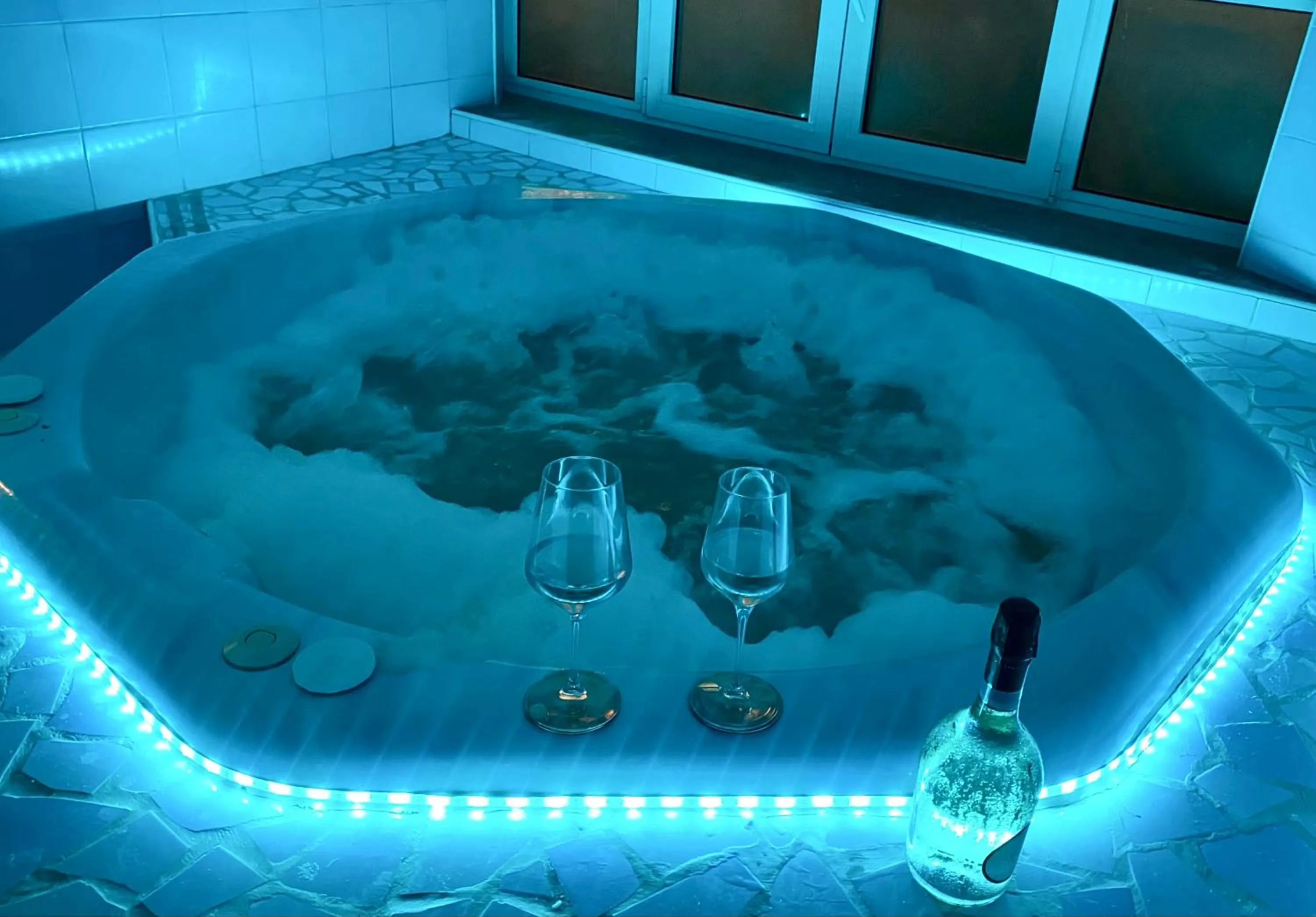 Hot Tub in Caroline Hotel