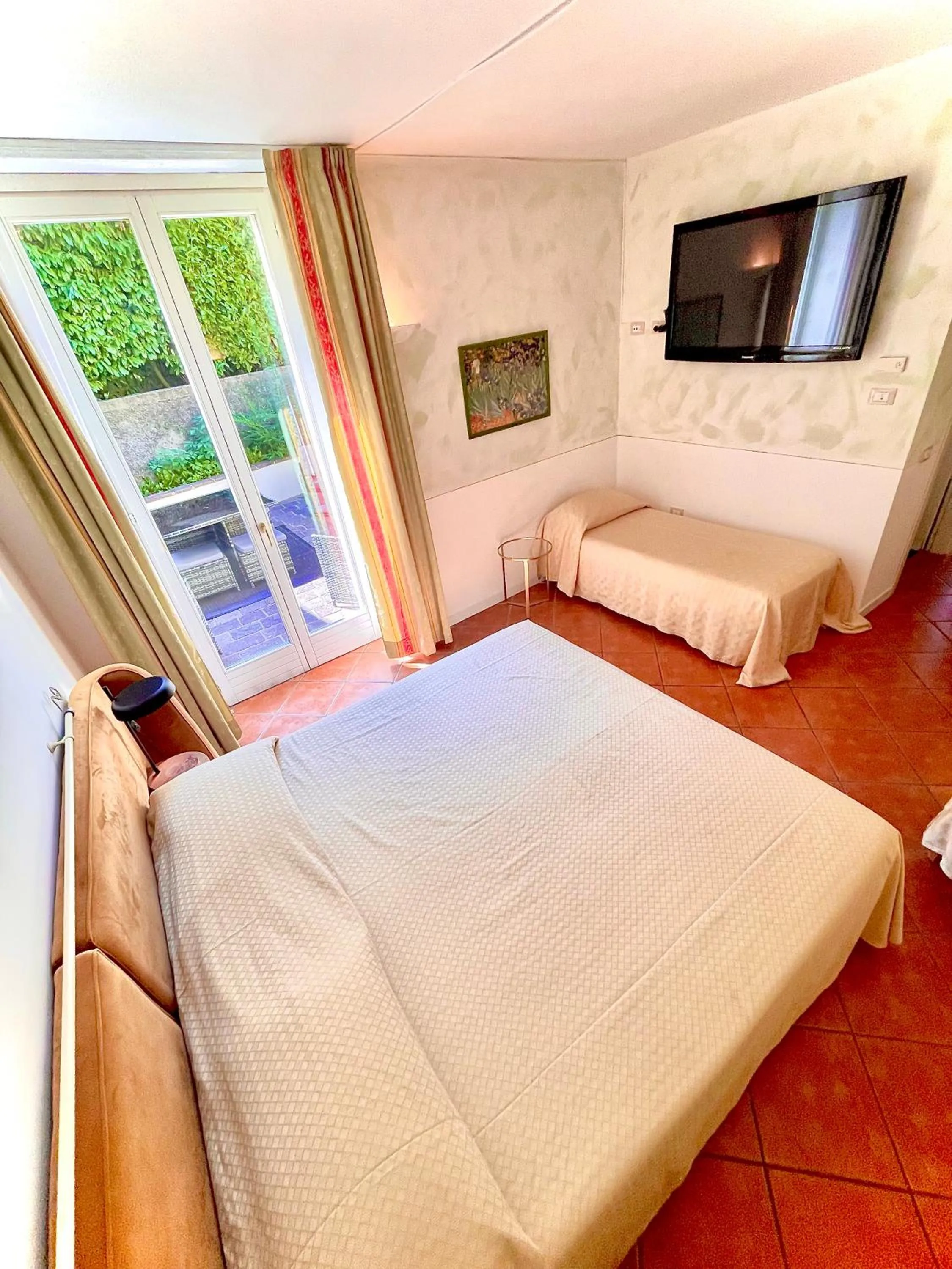 Bed in Caroline Hotel