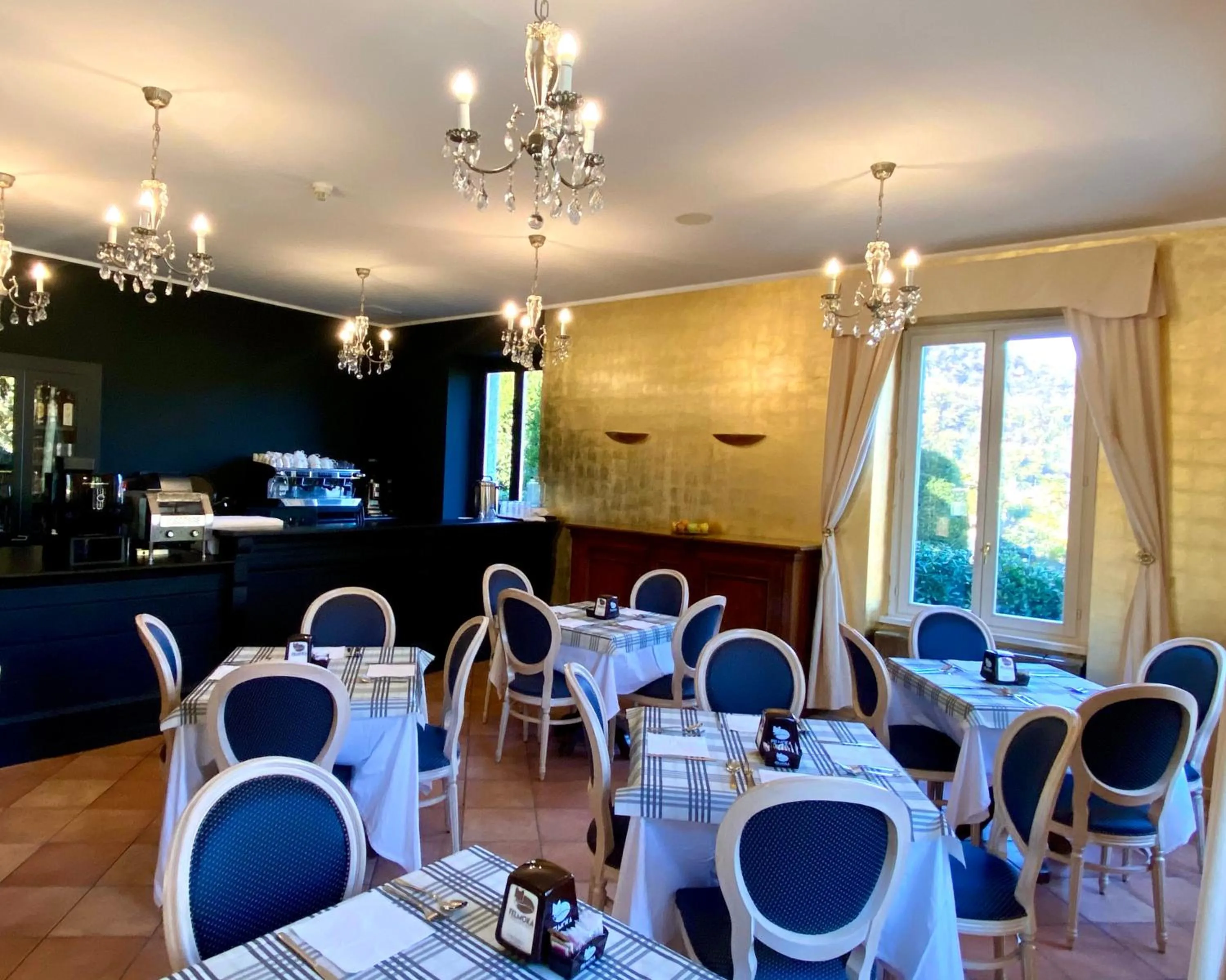 Restaurant/places to eat in Caroline Hotel