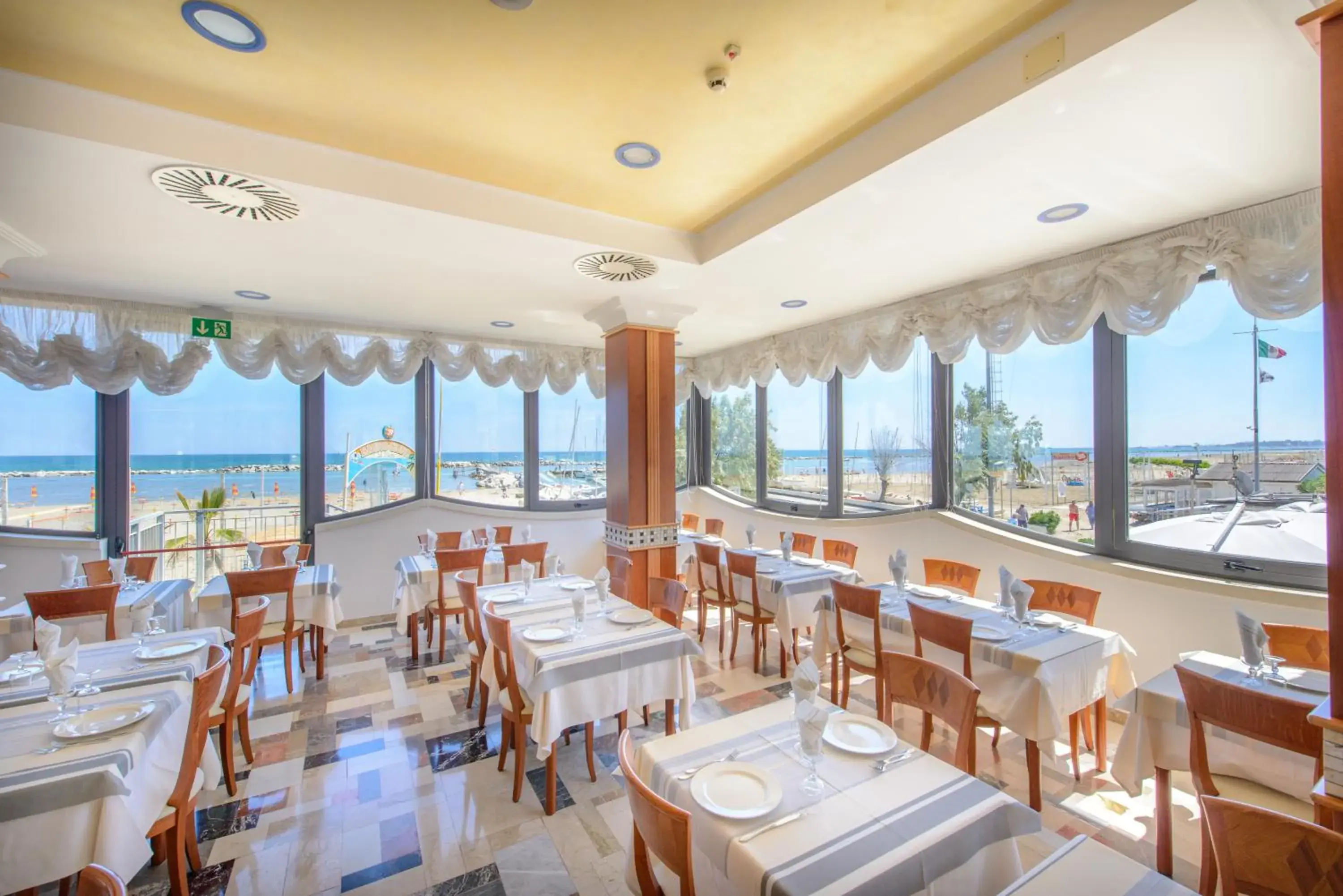 Restaurant/places to eat in Hotel Zeus Restaurant/places to eat in Hotel Zeus