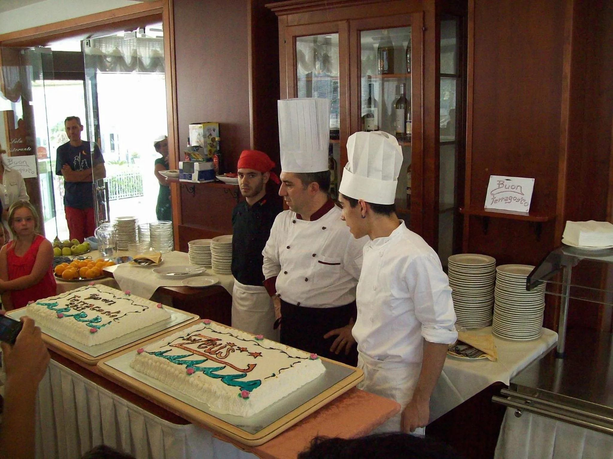 Restaurant/places to eat in Hotel Zeus