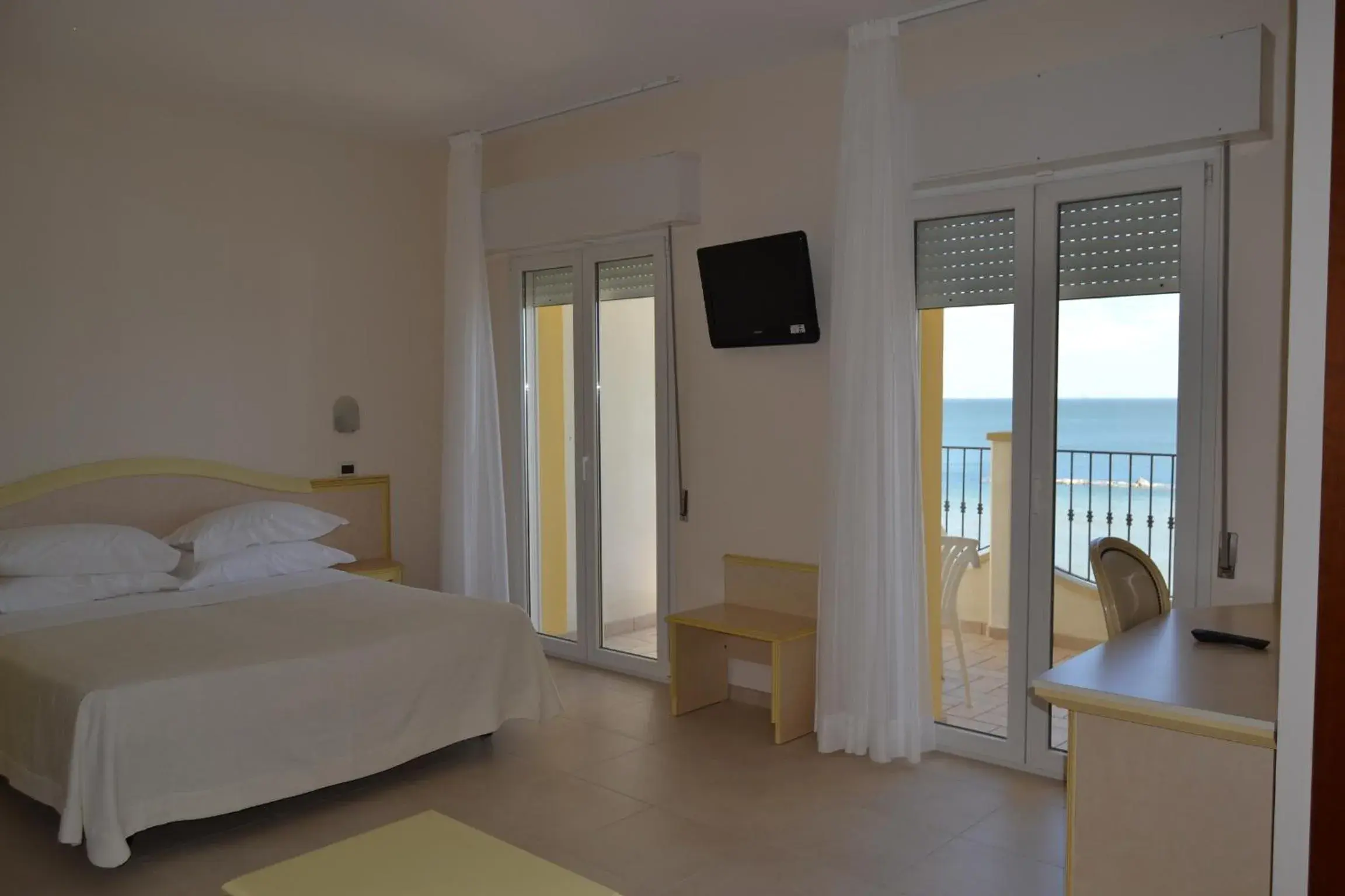 Photo of the whole room, Bed in Hotel Zeus Photo of the whole room, Bed in Hotel Zeus