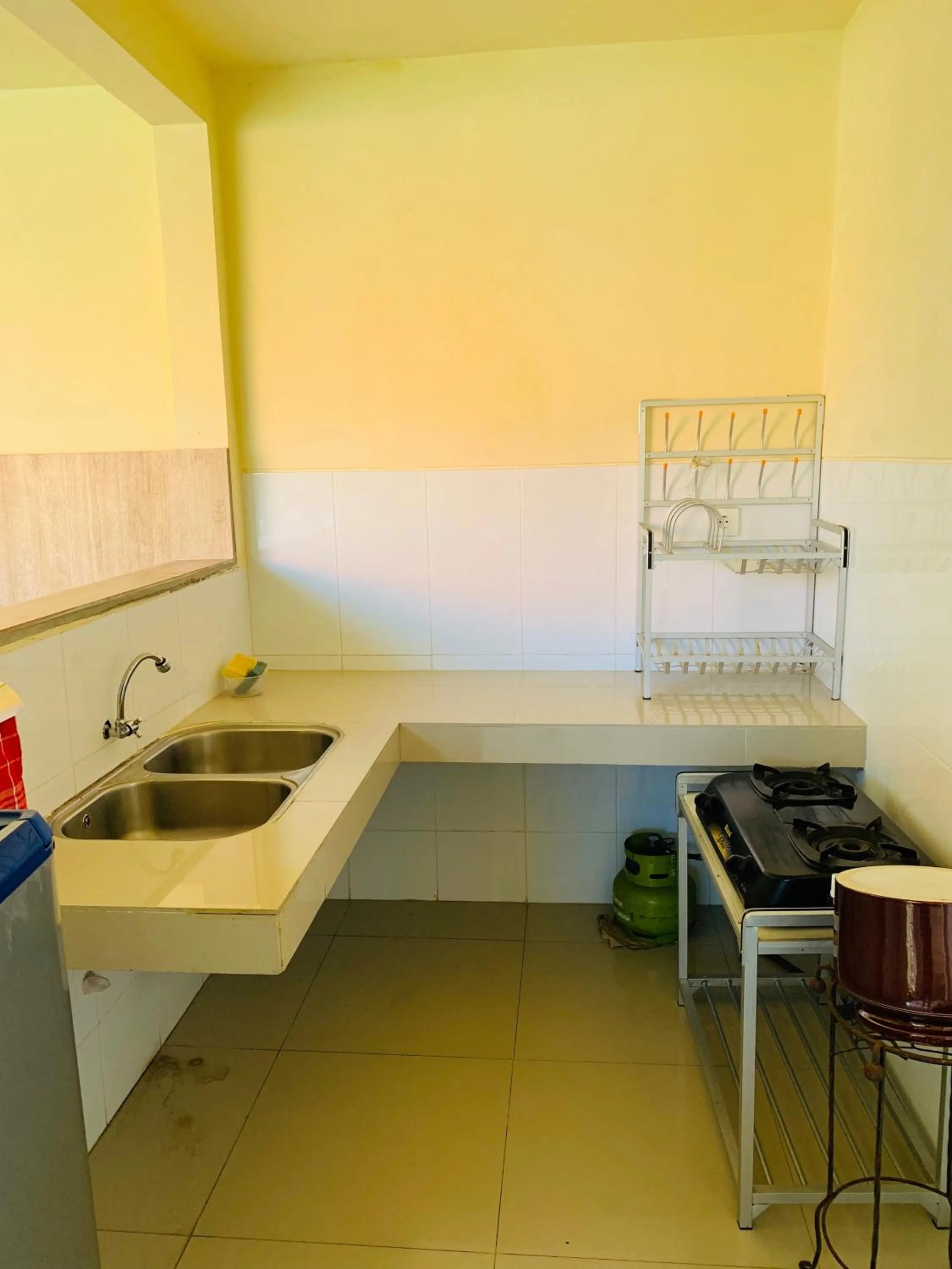 Communal kitchen in Pandawa Beach Homestay