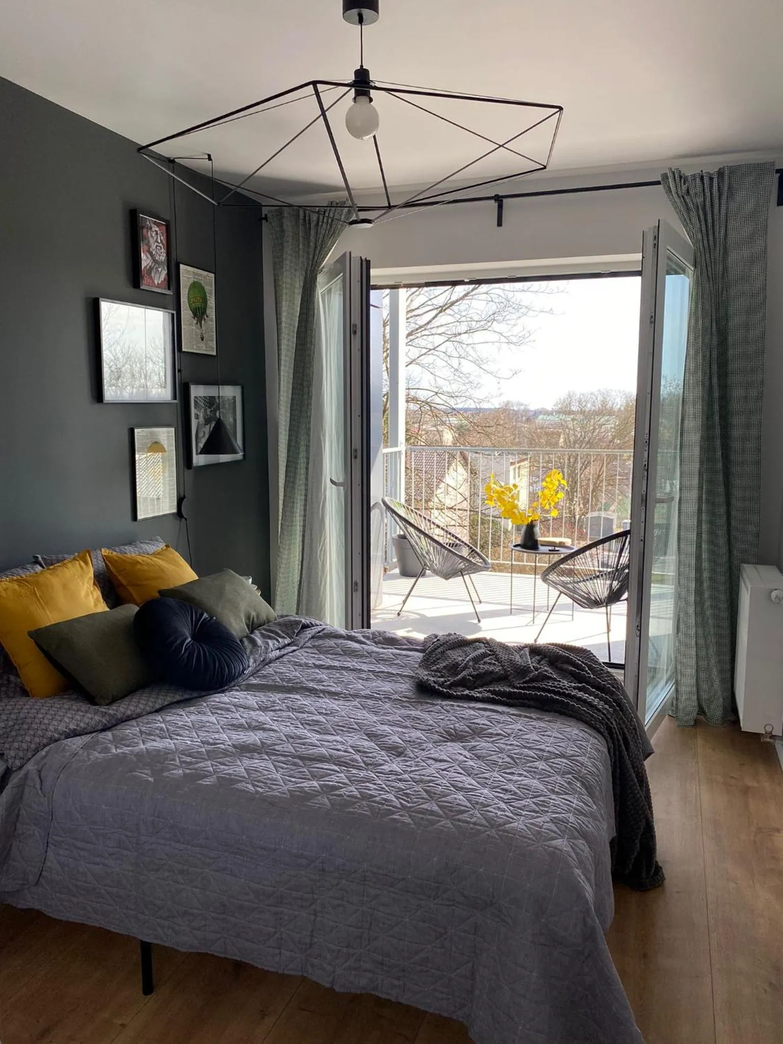 Photo of the whole room, Bed in Boosko Me 2