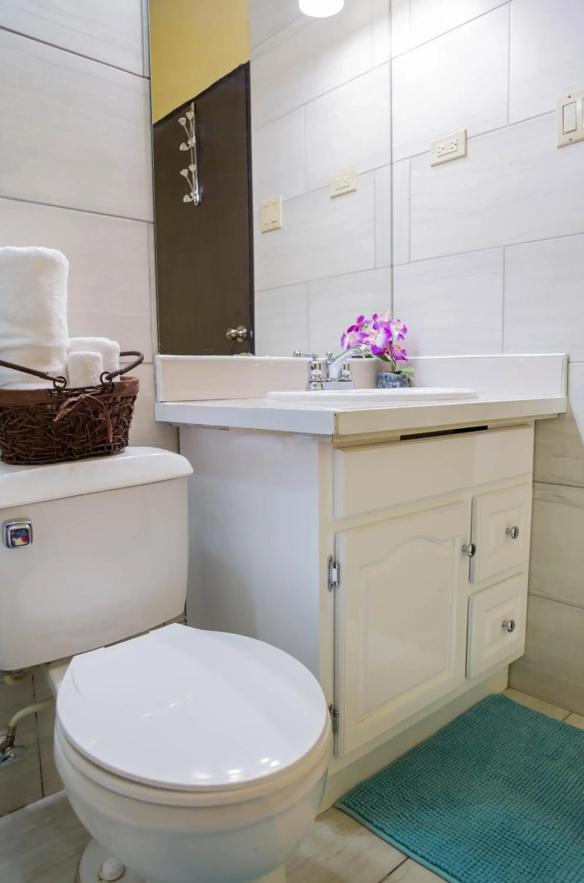 Large Double or Twin Room in Sweet Kensville @ New Kingston Large Double or Twin Room in Sweet Kensville @ New Kingston