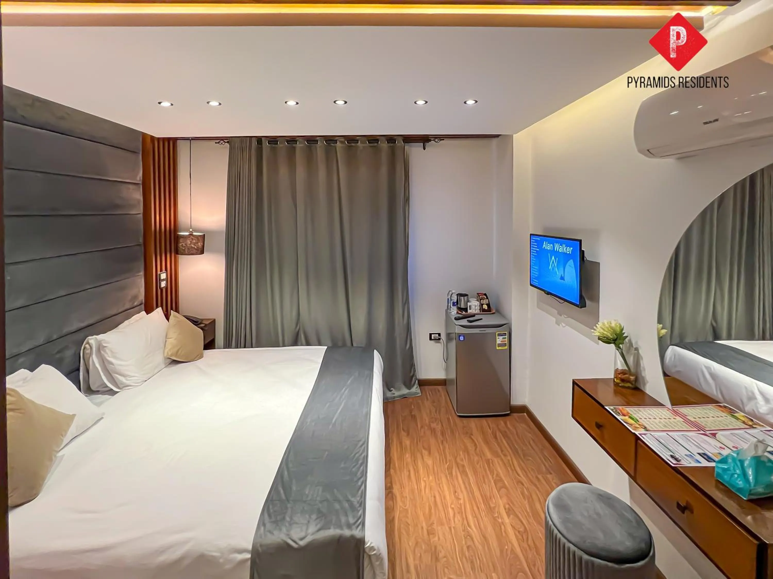 Communal lounge/ TV room, Bed in Pyramids View Guest House