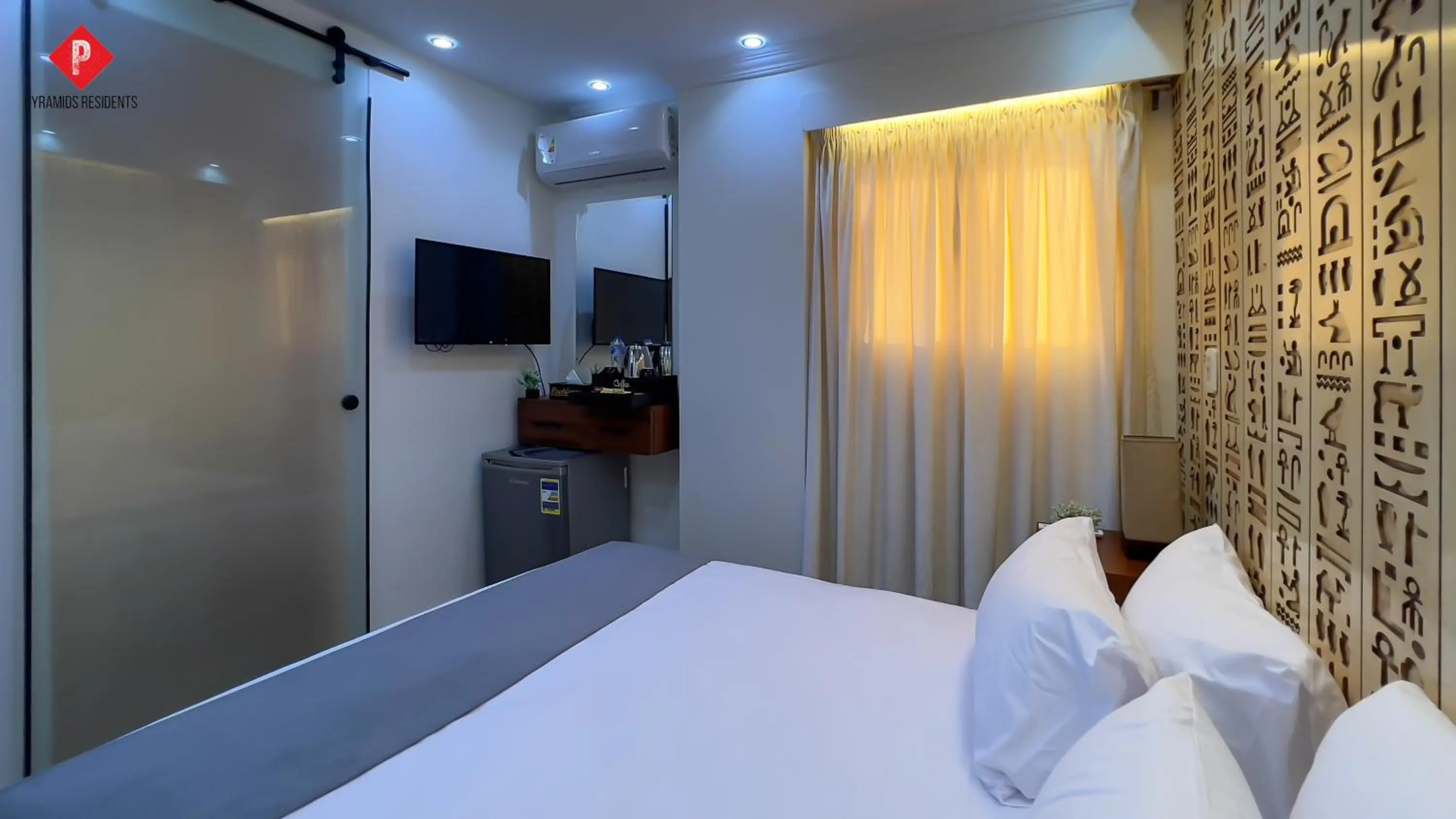 Communal lounge/ TV room, Bed in Pyramids View Guest House