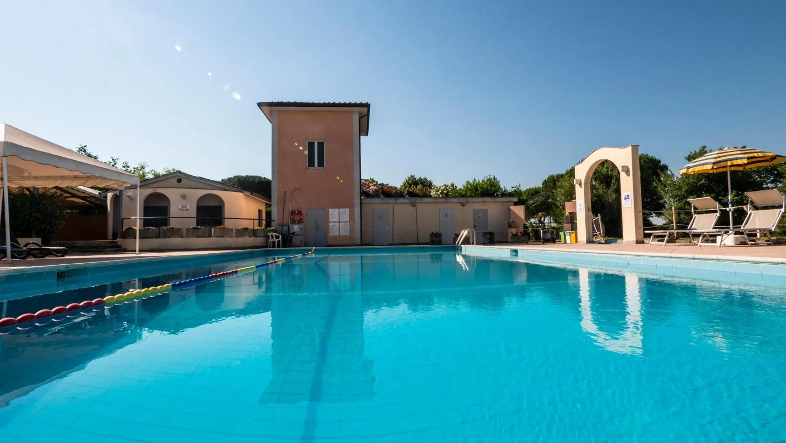 Swimming pool in Hotel Vega Perugia