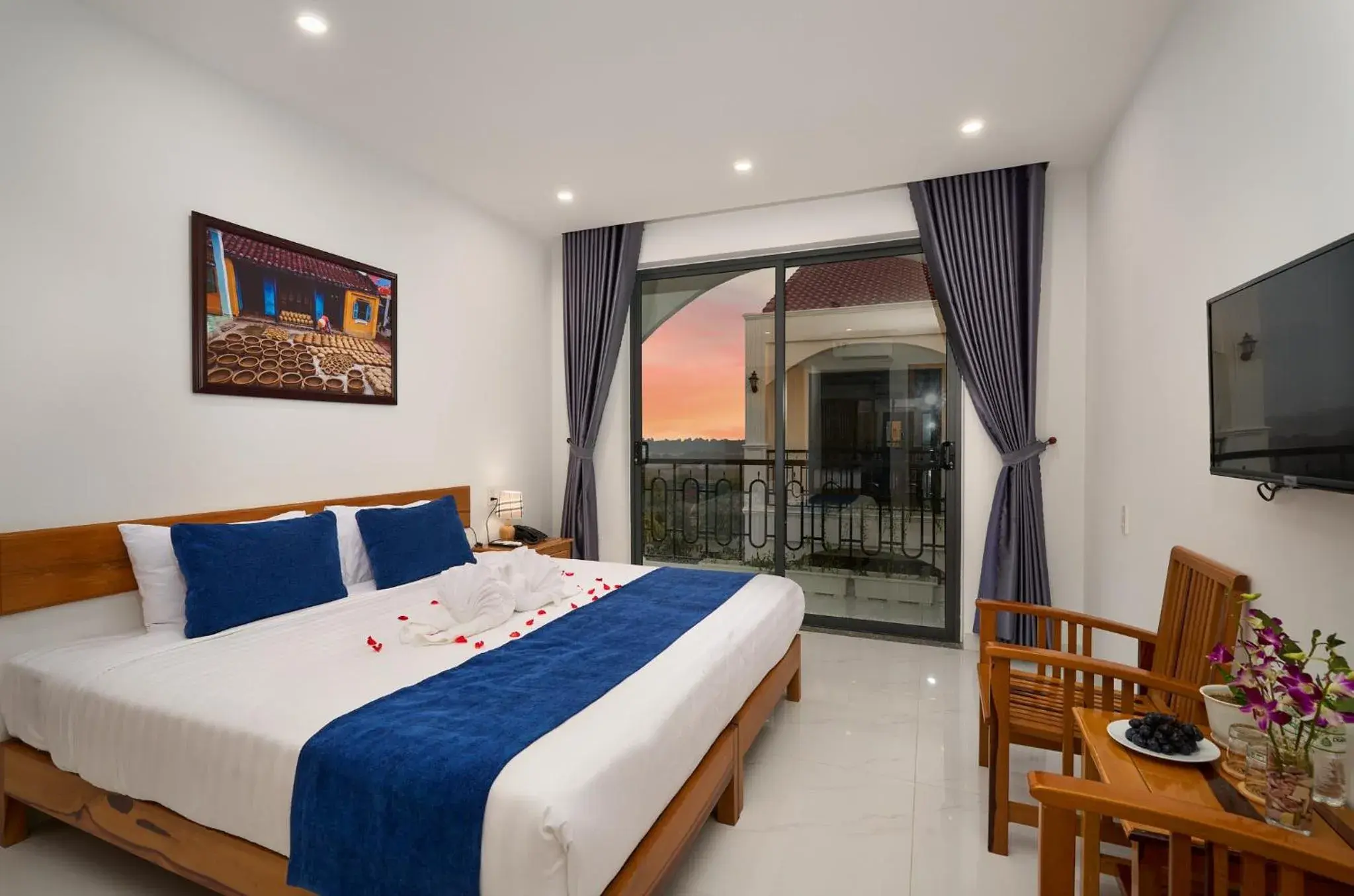 Communal lounge/ TV room, Bed in Hoi An Legend Charm Boutique Hoi An Hotel Communal lounge/ TV room, Bed in Hoi An Legend Charm Boutique Hoi An Hotel