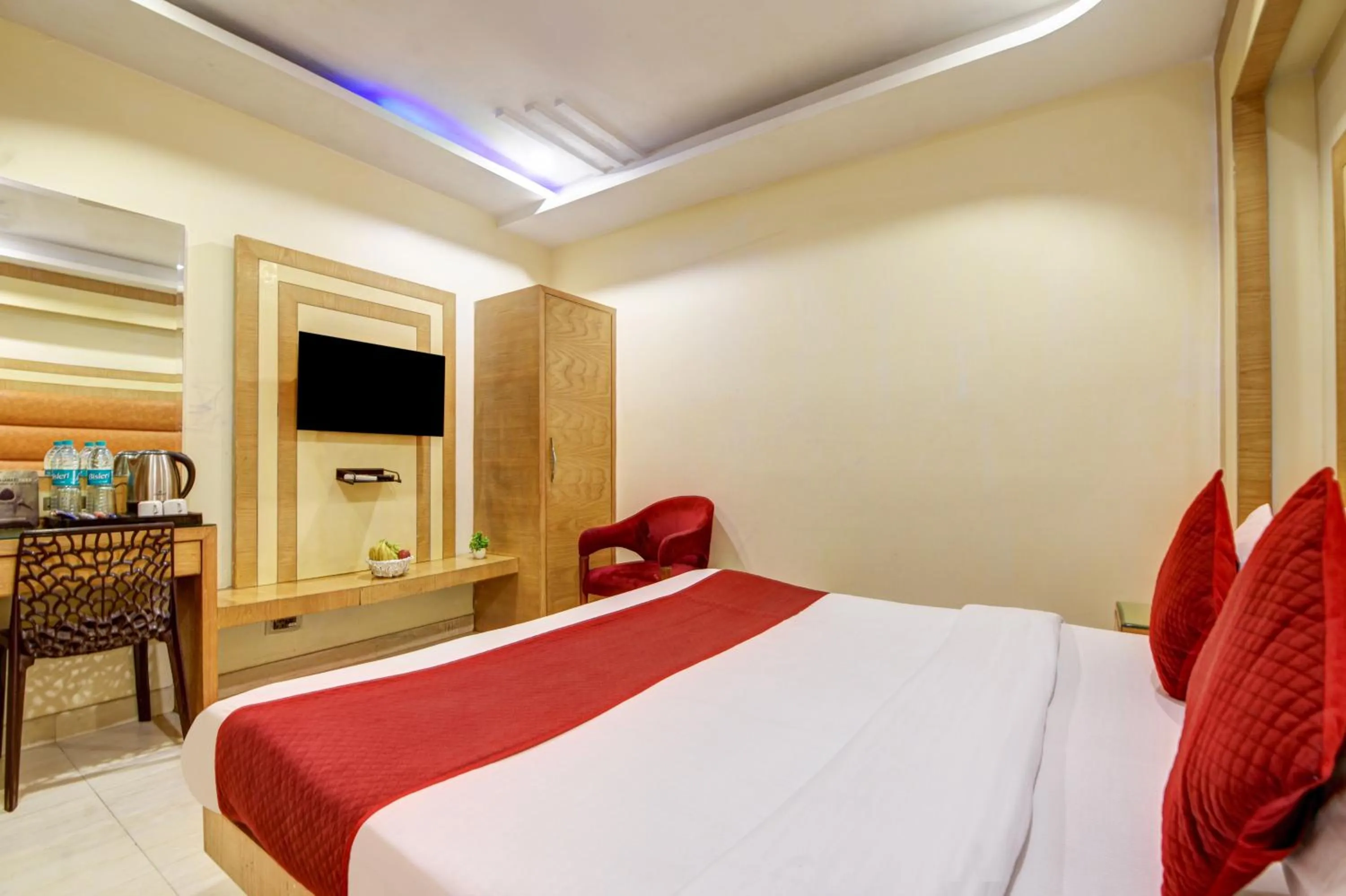 TV and multimedia, Bed in The Hotel Mohit -5 Minutes Walk From New Delhi Railway Station - Paharganj