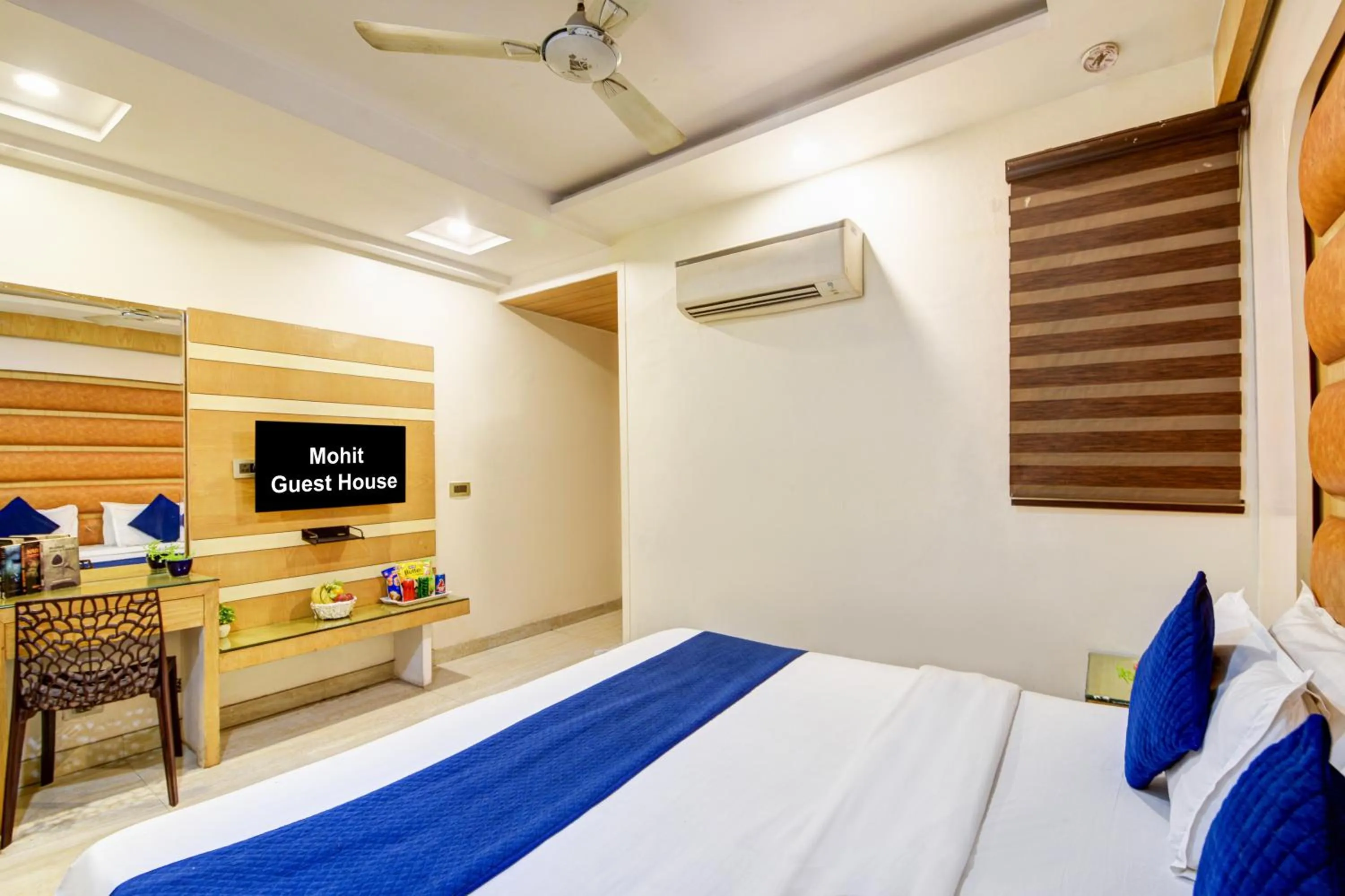 Bed in The Hotel Mohit -5 Minutes Walk From New Delhi Railway Station - Paharganj