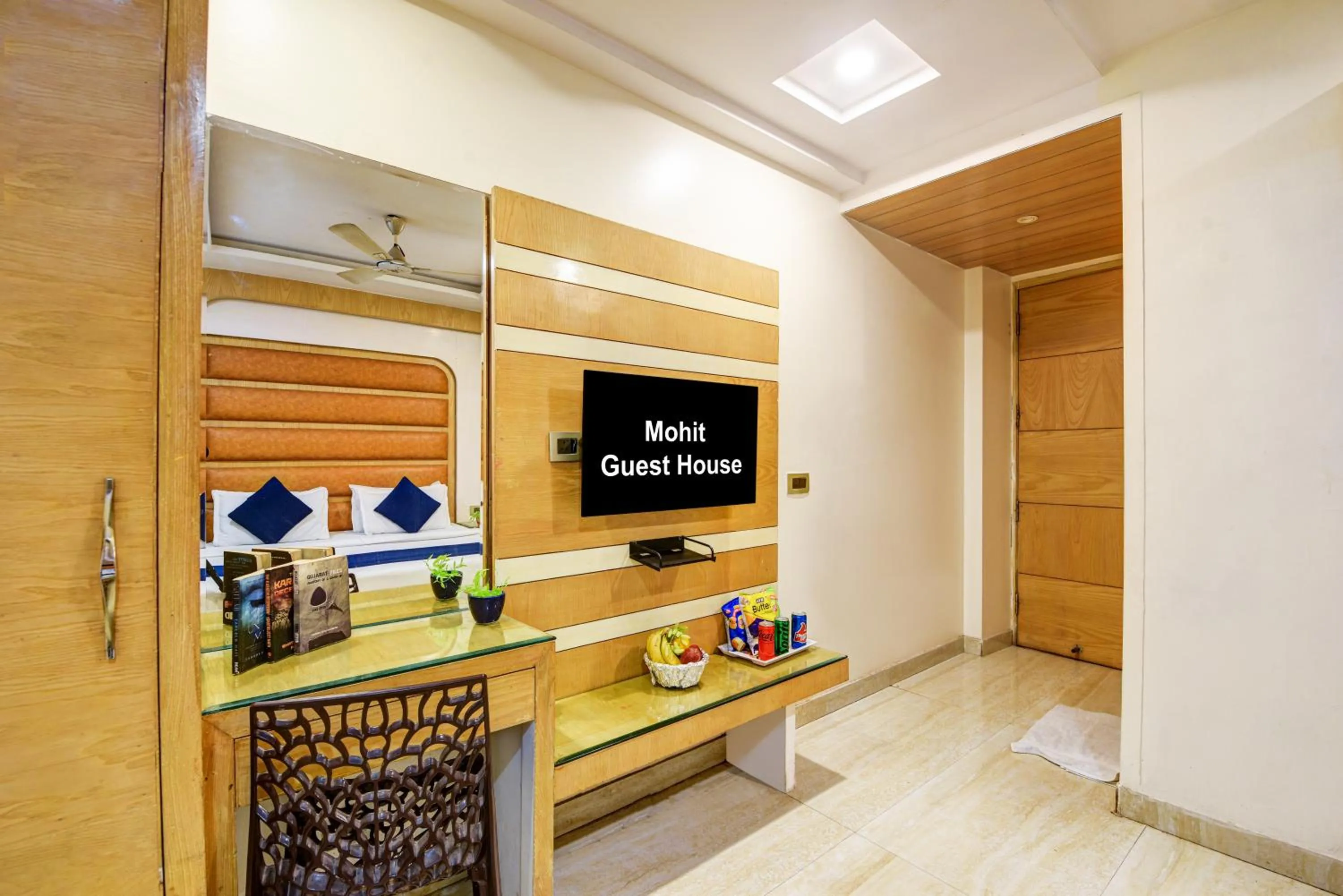 Bed in The Hotel Mohit -5 Minutes Walk From New Delhi Railway Station - Paharganj