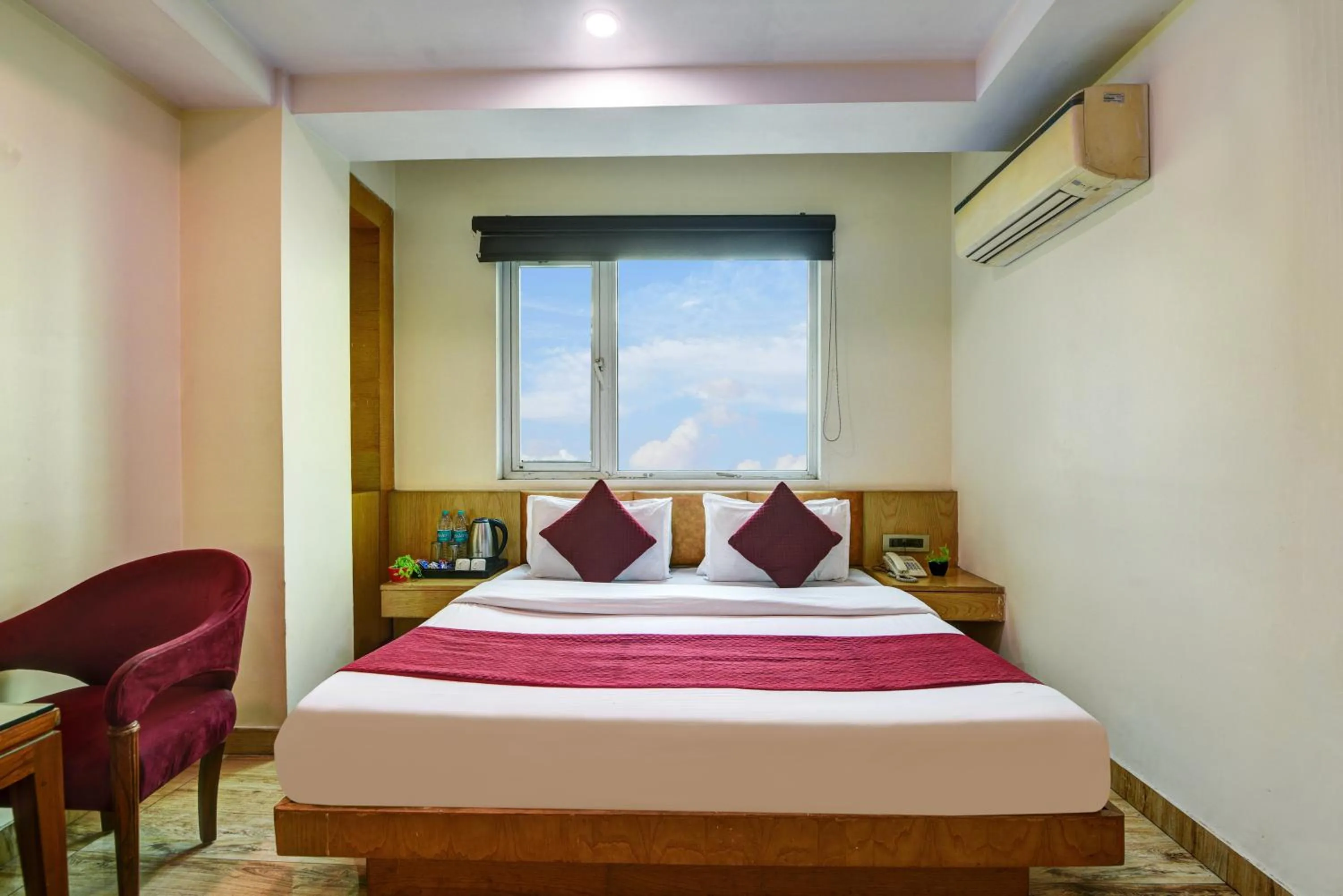 View (from property/room), Bed in The Hotel Mohit -5 Minutes Walk From New Delhi Railway Station - Paharganj