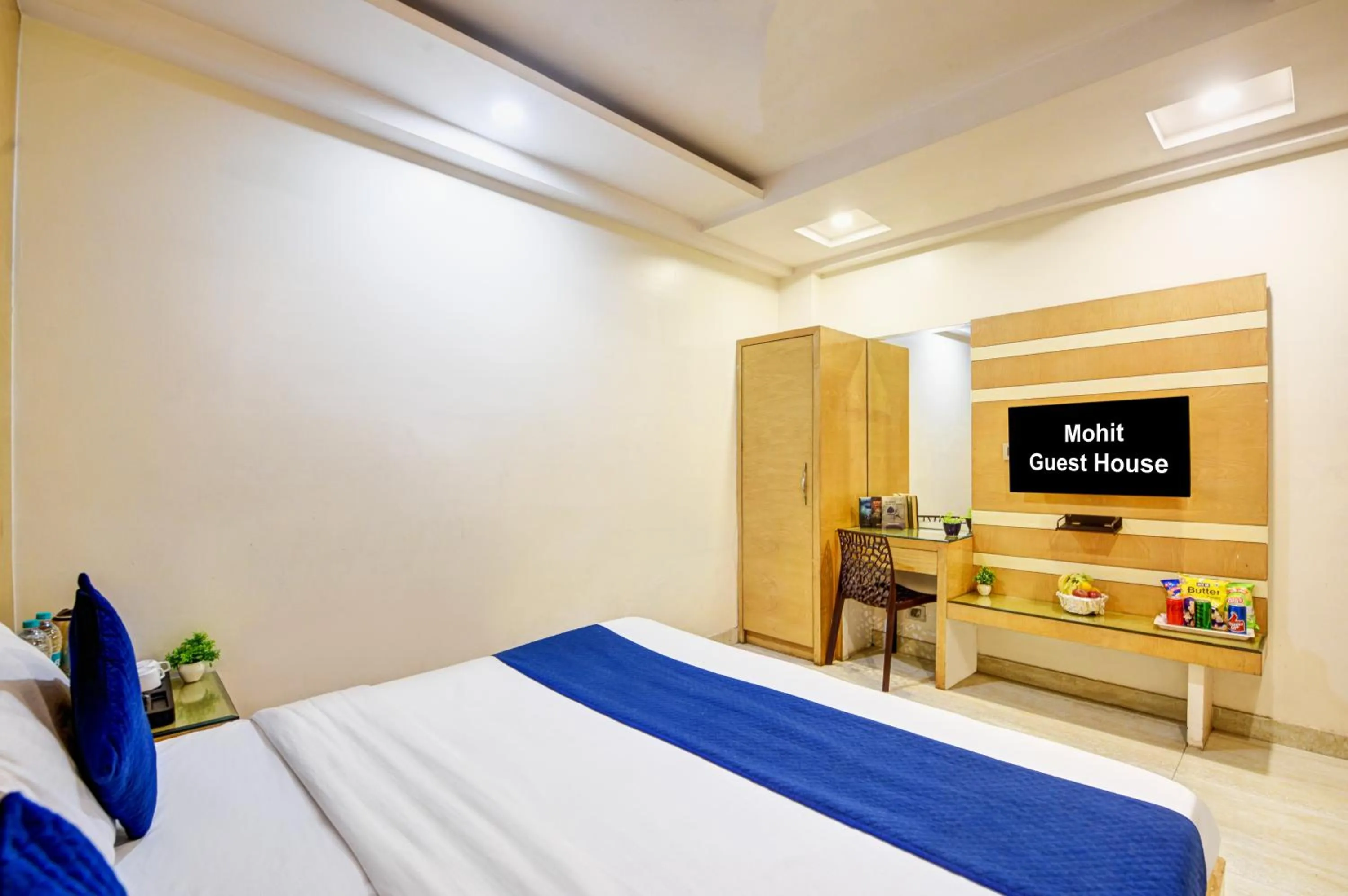 Bed in The Hotel Mohit -5 Minutes Walk From New Delhi Railway Station - Paharganj